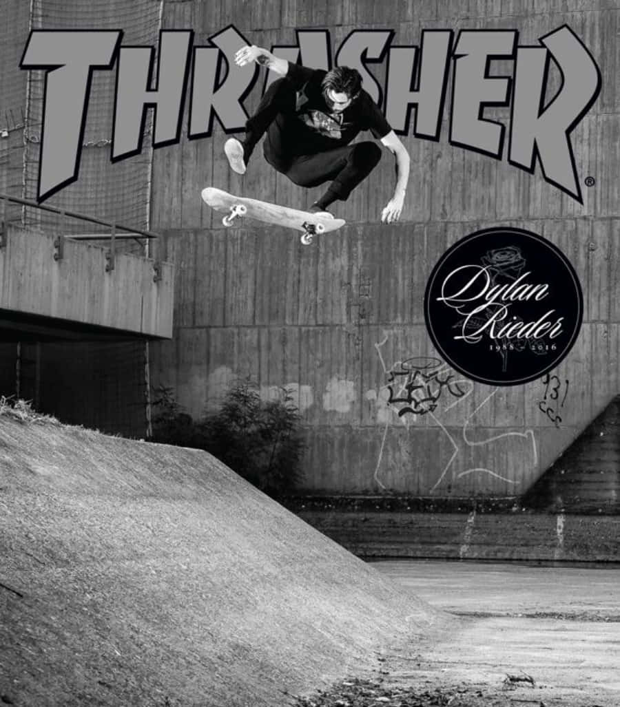 Thrasher 桌布 壁紙 — 一名滑板手在半空中於混凝土坡道上表演技巧，背景是塗鴉牆，牆上有Thrasher標誌。
