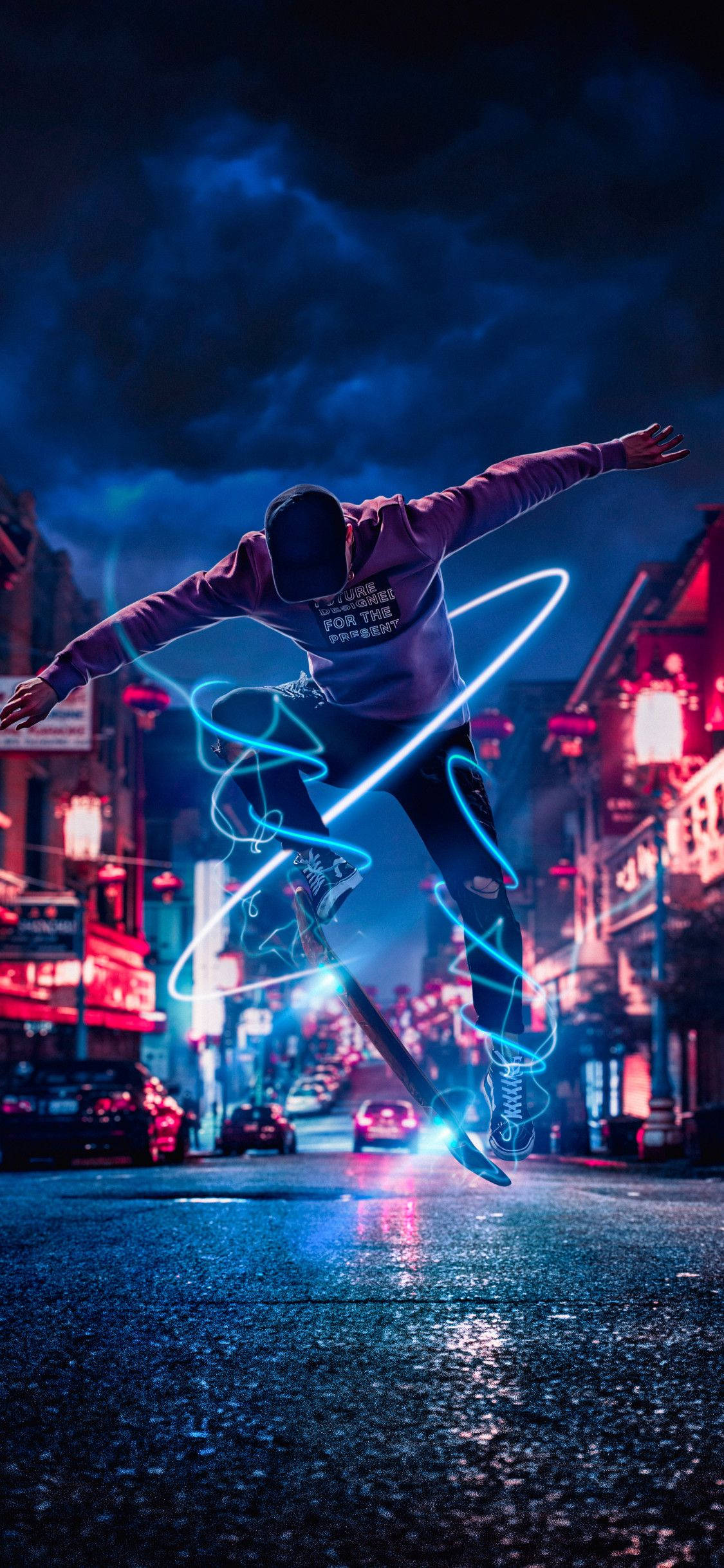 Cool iPhone 桌布 壁紙 — 一名滑板手在夜間飛躍濕漉漉的霓虹燈街道，周圍環繞著發光的藍色光軌。