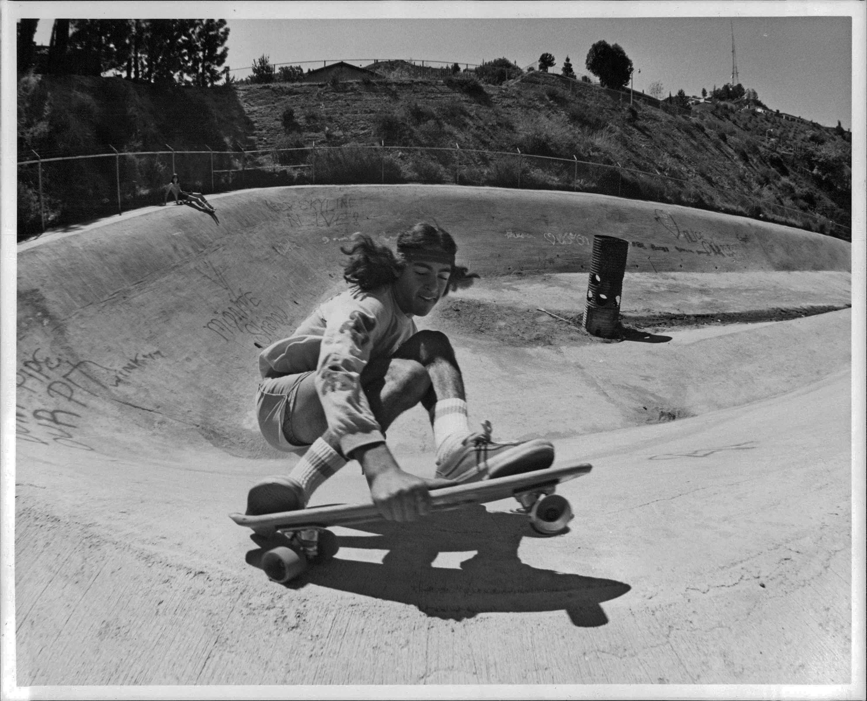 Retro Skateboard 桌布 壁紙 — 一名滑板手在混凝土滑板碗池中蹲低身體，陽光強烈，投下清晰陰影。