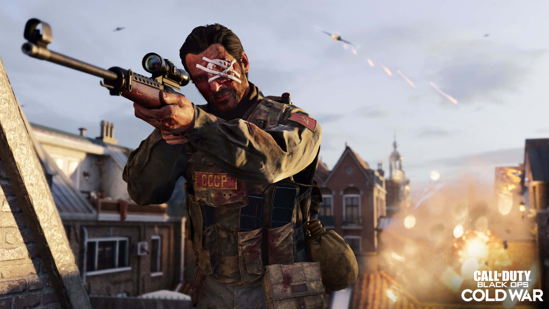 Best Call Of Duty Black Ops 4 桌布 壁紙 — 一名滿臉鮮血的士兵，臉上畫著白色十字架，從屋頂瞄準狙擊步槍，爆炸和曳光彈照亮了被戰爭摧殘的歐洲城市。