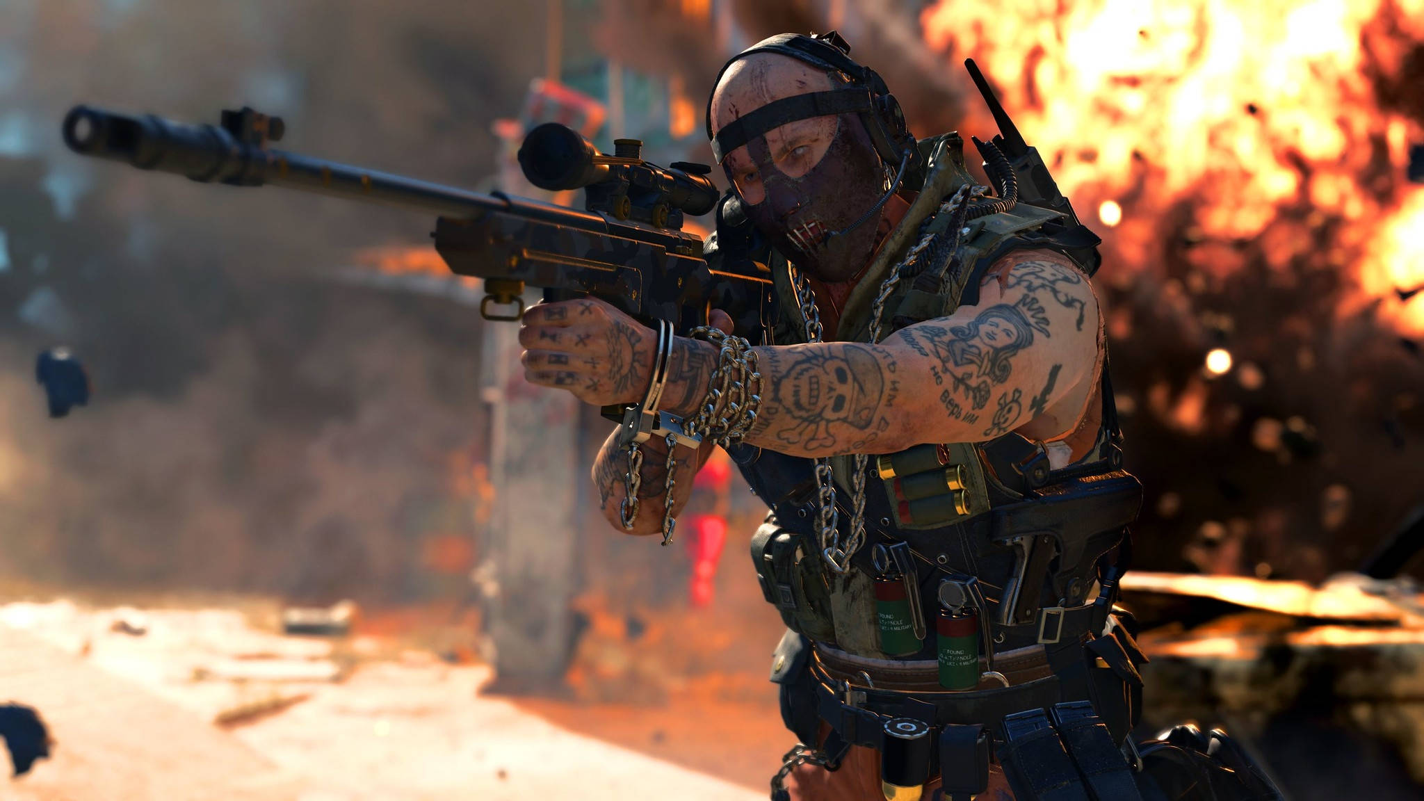 Cod 桌布 壁紙 — 一名滿身刺青的士兵身穿戰術裝備，在熾熱爆炸和煙霧中瞄準狙擊步槍。