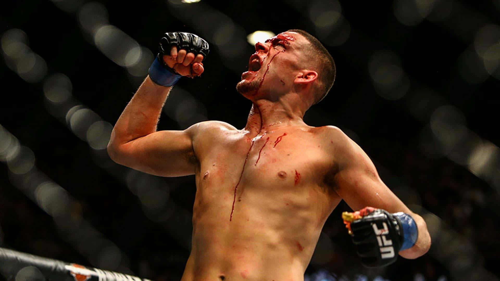 UFC 桌布 壁紙 — 一名滿身鮮血的MMA拳手在昏暗的八角籠內舉起拳頭，發出勝利的怒吼。