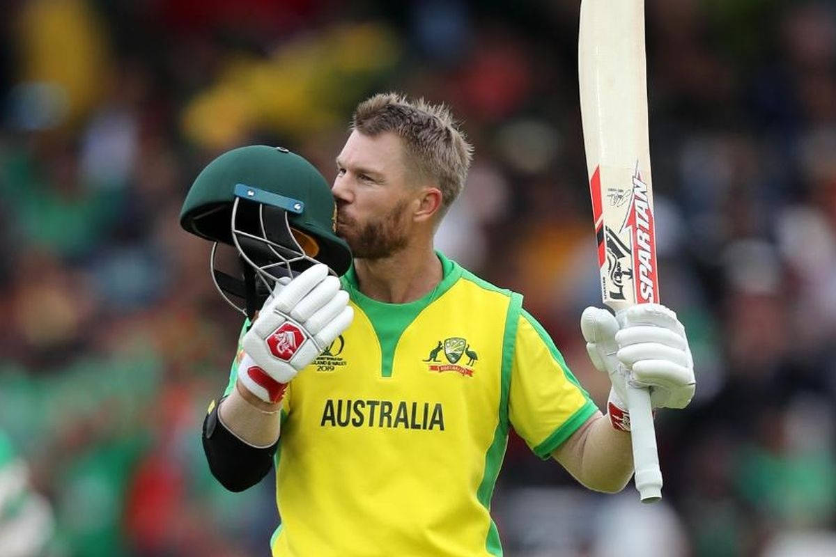 australia cricket 桌布 壁紙 — 一名澳洲板球球員在球場人群中親吻頭盔，同時手持球棒。
