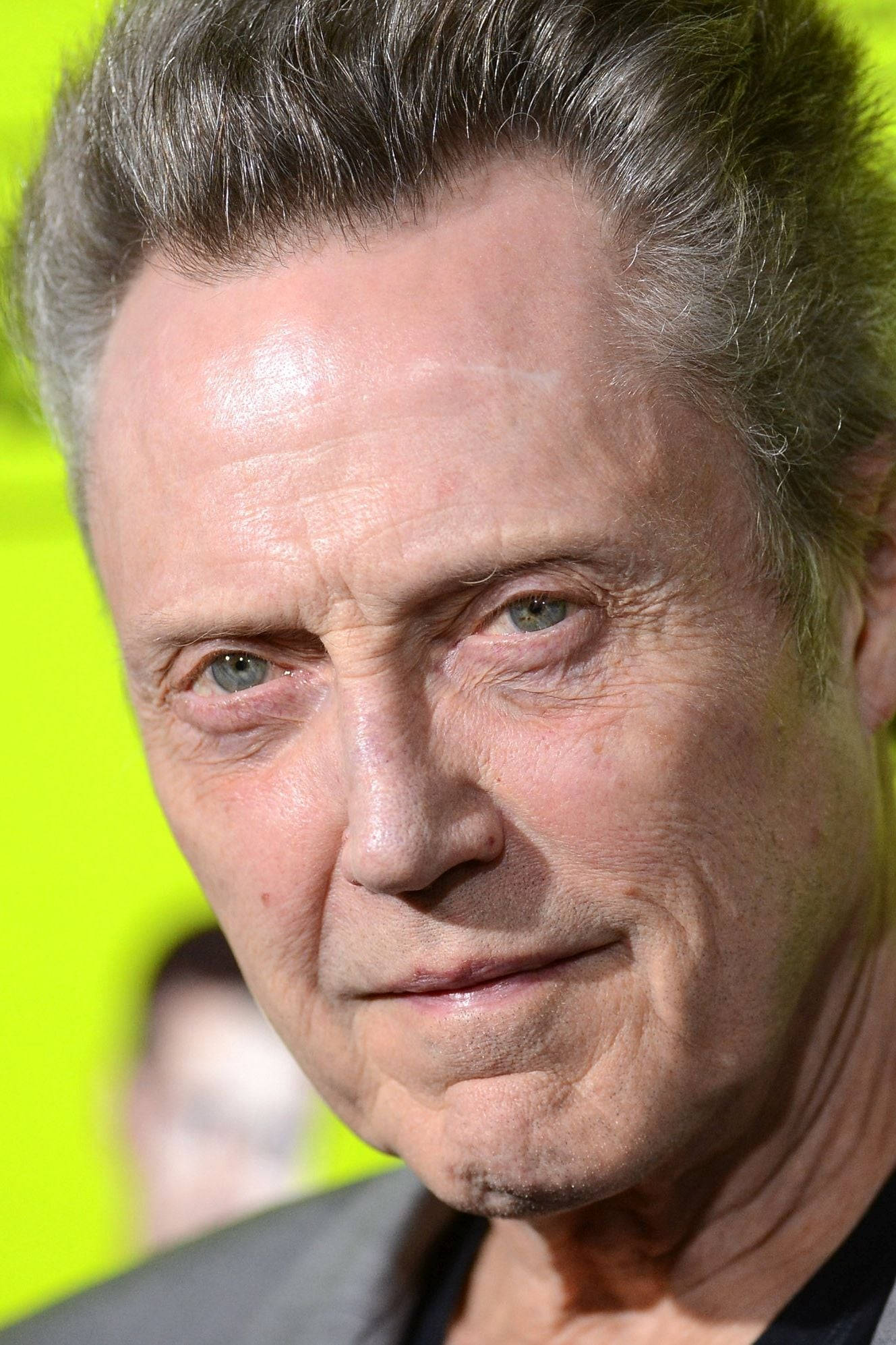 Celebrity 桌布 壁紙 — 一名灰髮、擁有強烈綠色眼睛的男士在明亮黃色背景前的特寫肖像。
