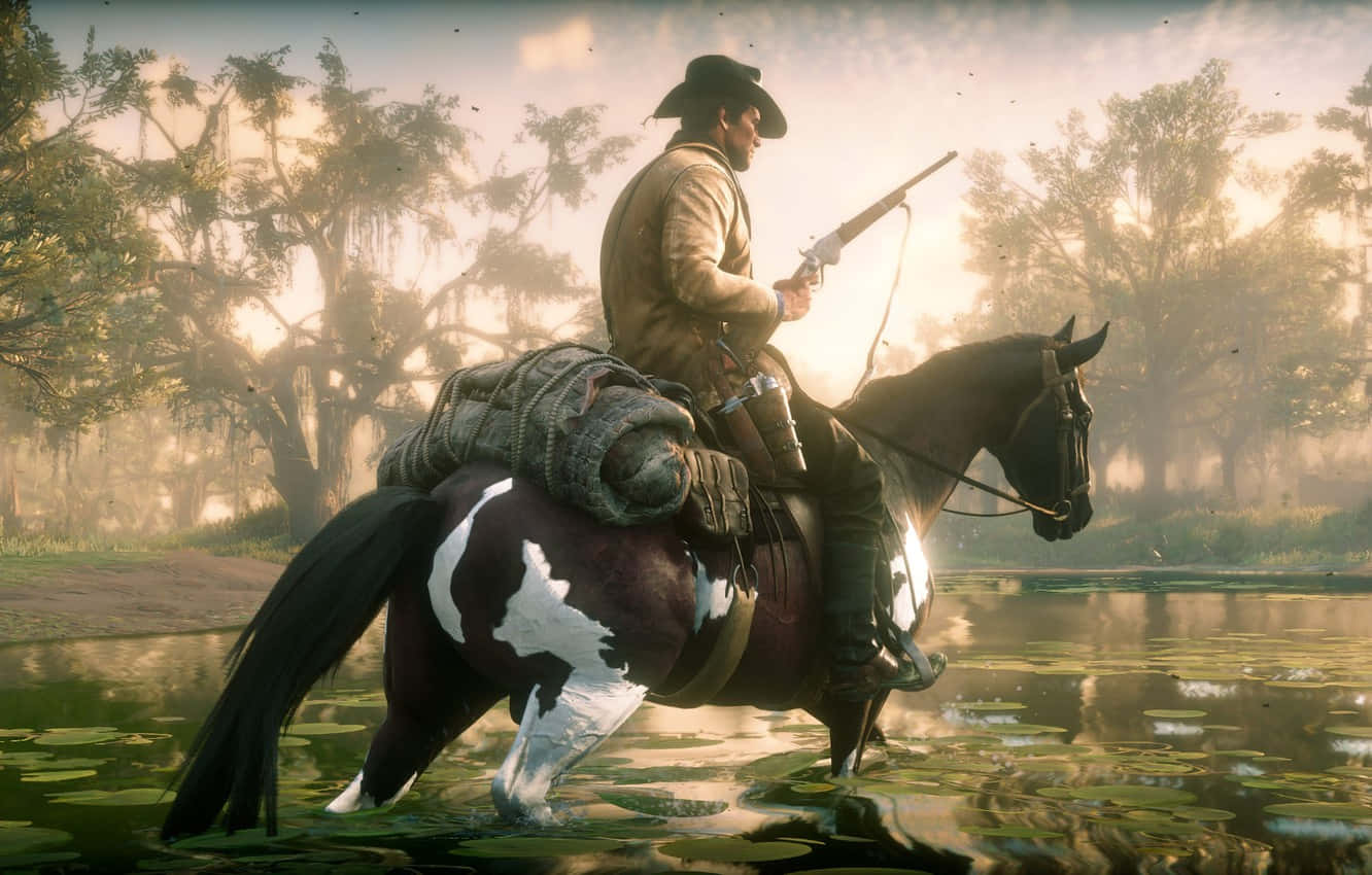arthur morgan 桌布 壁紙 — 一名牛仔在黃金時段騎著一匹花馬穿過霧氣瀰漫的沼澤，背景有睡蓮和長滿苔蘚的樹木。