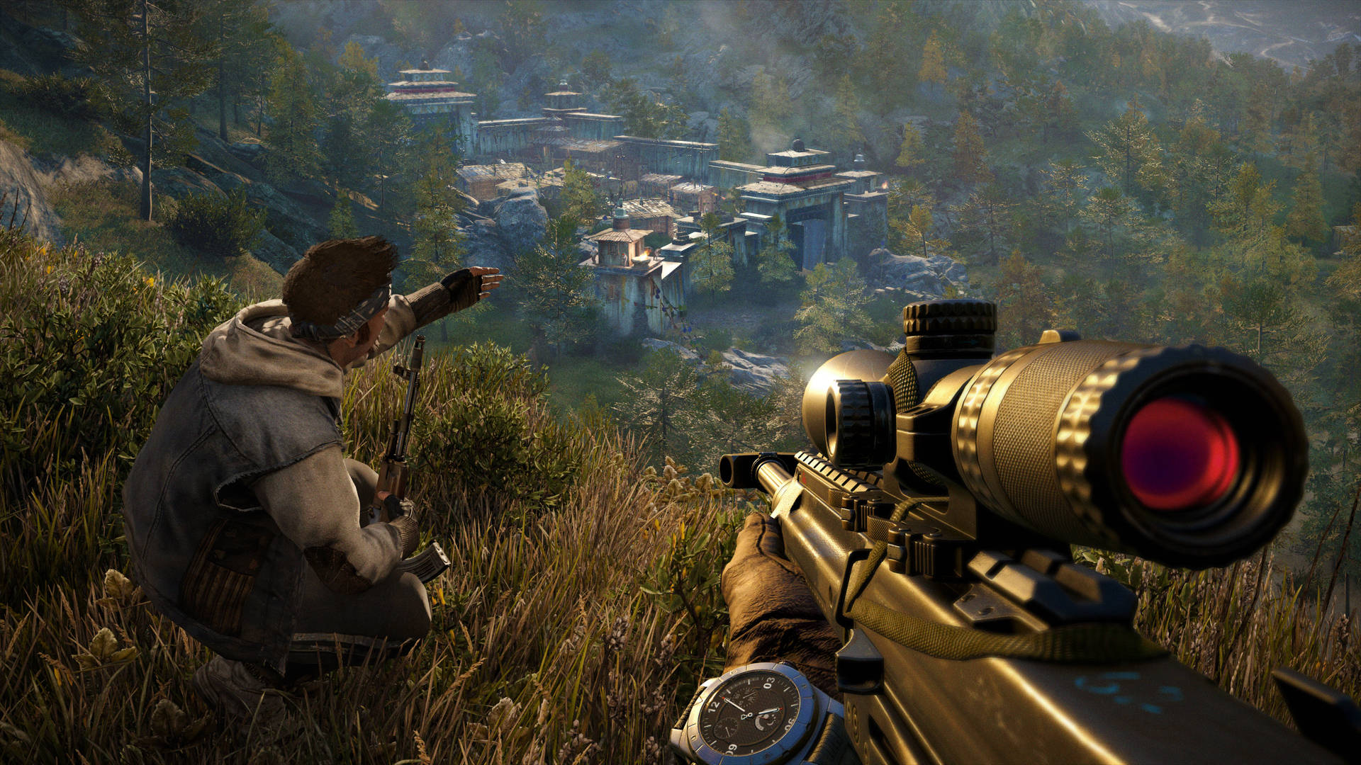 Far Cry 4 桌布 壁紙 — 一名狙擊手蹲在長滿草的山丘上，俯瞰著坐落在森林山谷中的遙遠村莊。