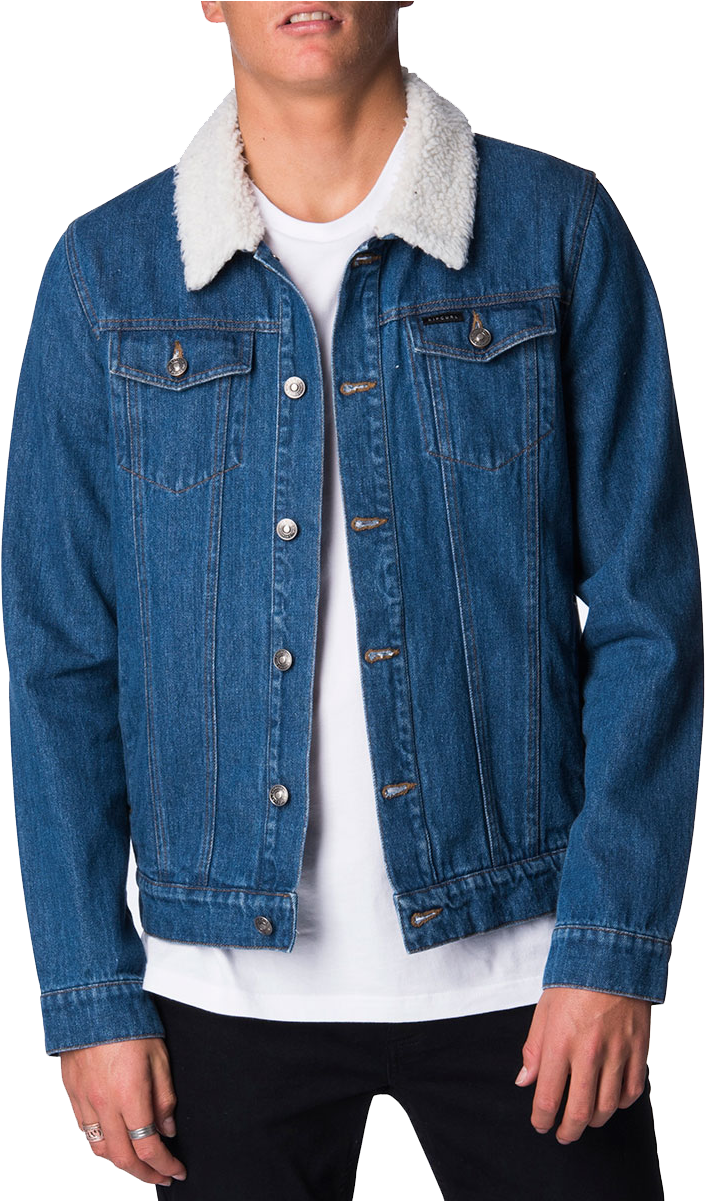 Clothes 桌布 壁紙 — 一名男士在黑色背景前，身穿經典藍色牛仔外套，搭配柔軟的白色羊羔毛領，內搭白色T恤。