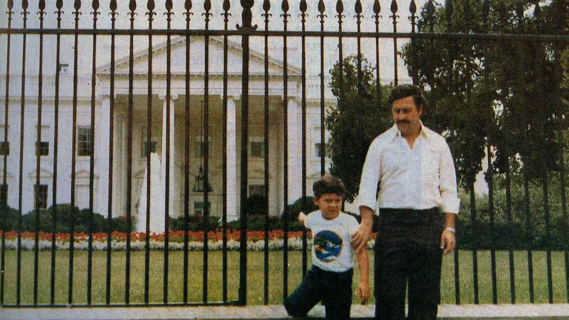 Pablo 桌布 壁紙 — 一名男子和一個小男孩站在黑色鐵欄杆旁，背景可見白宮。