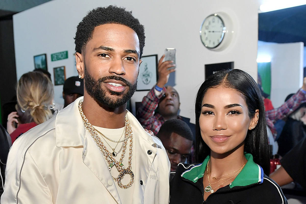 Big Sean 桌布 壁紙 — 一名男子和一名女子在室內活動中一起擺姿勢，他們身後的牆上有一個時鐘。