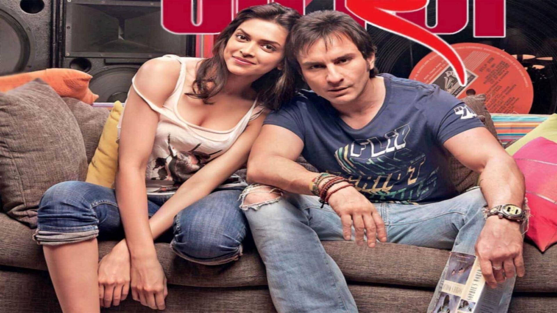 Saif Ali Khan 桌布 壁紙 — 一名男子和一名女子在沙發上休閒地躺著，周圍環繞著鮮豔的抱枕和音樂設備。