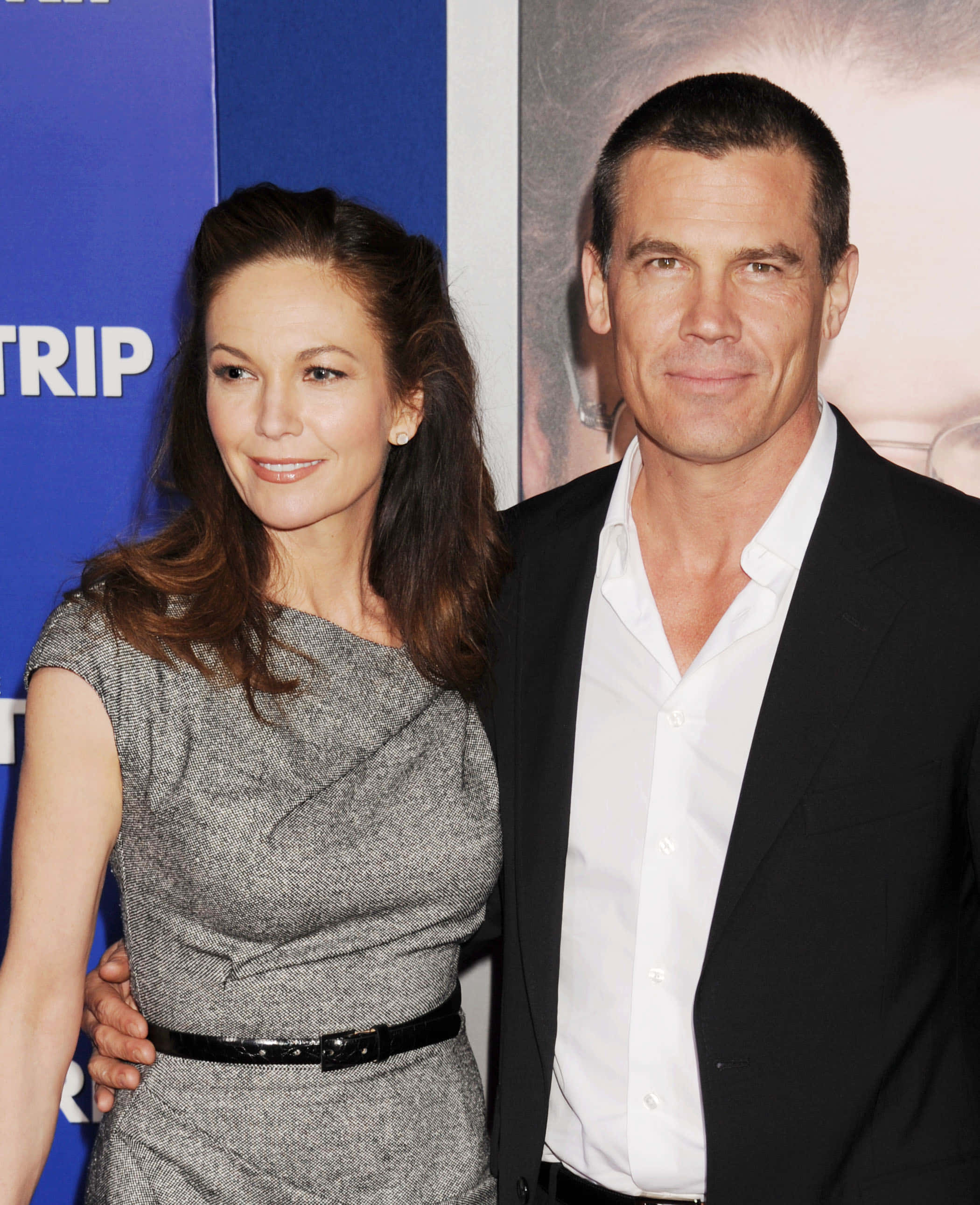 Josh Brolin 桌布 壁紙 — 一名男子和一名女子在電影首映會上一起擺姿勢，身後有藍色宣傳背景。