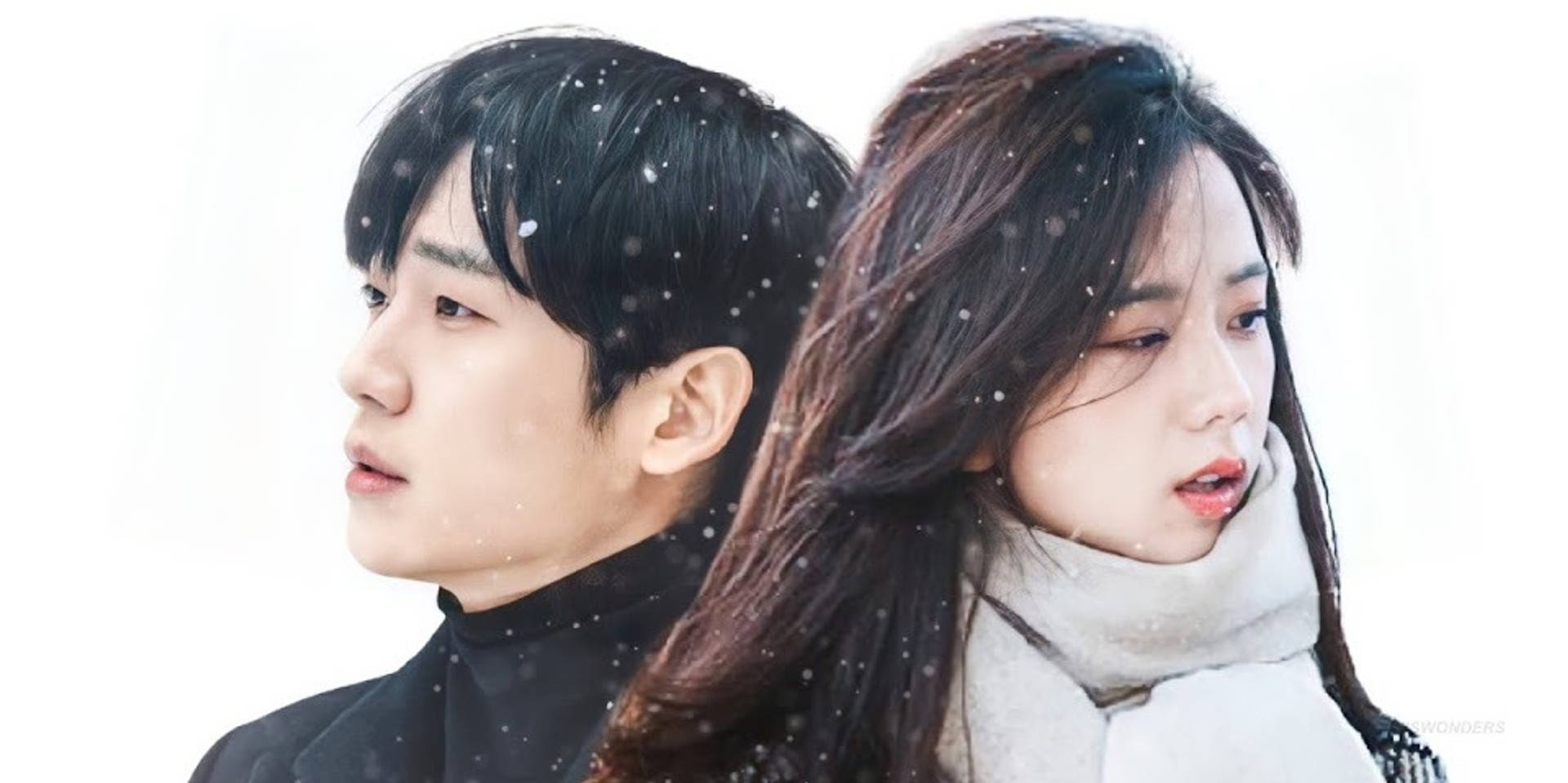 drama 桌布 壁紙 — 一名男子和女子並肩站在飄雪中，兩人靜靜地凝視前方，背景是明亮的白色。