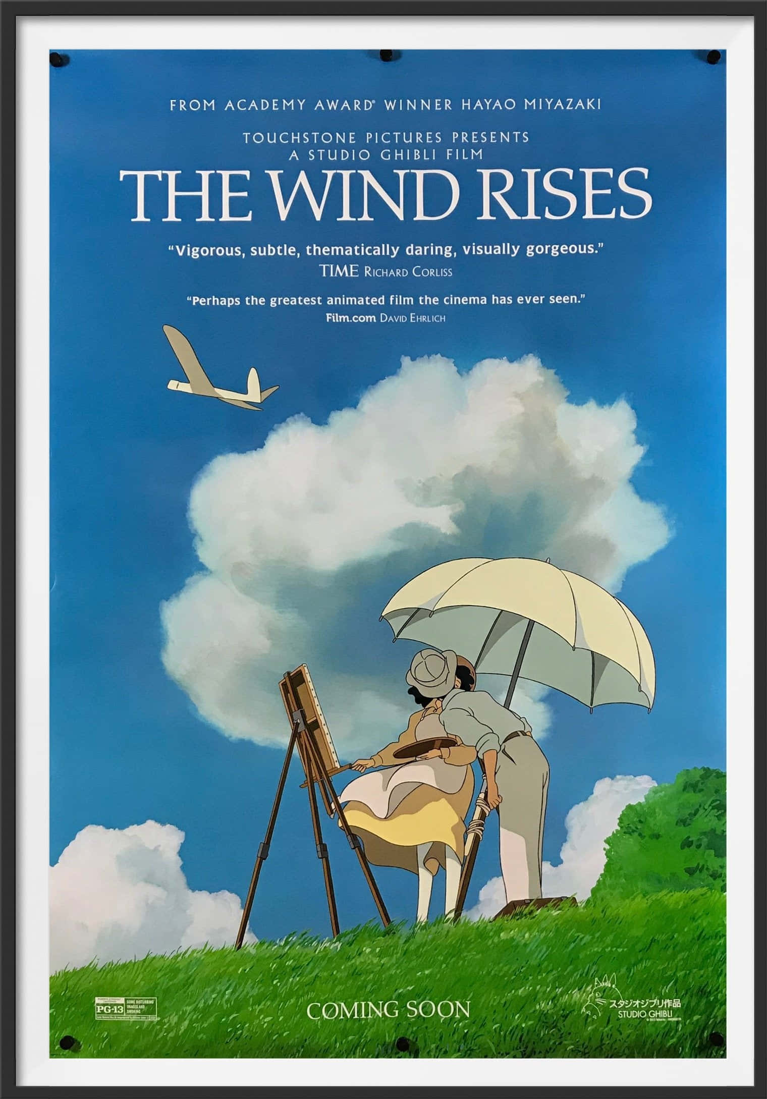 The Wind Rises 桌布 壁紙 — 一名男子和女子在遮陽傘下繪畫風景，一架復古飛機在蓬鬆的雲朵上方飛翔，背景是明亮的藍天。
