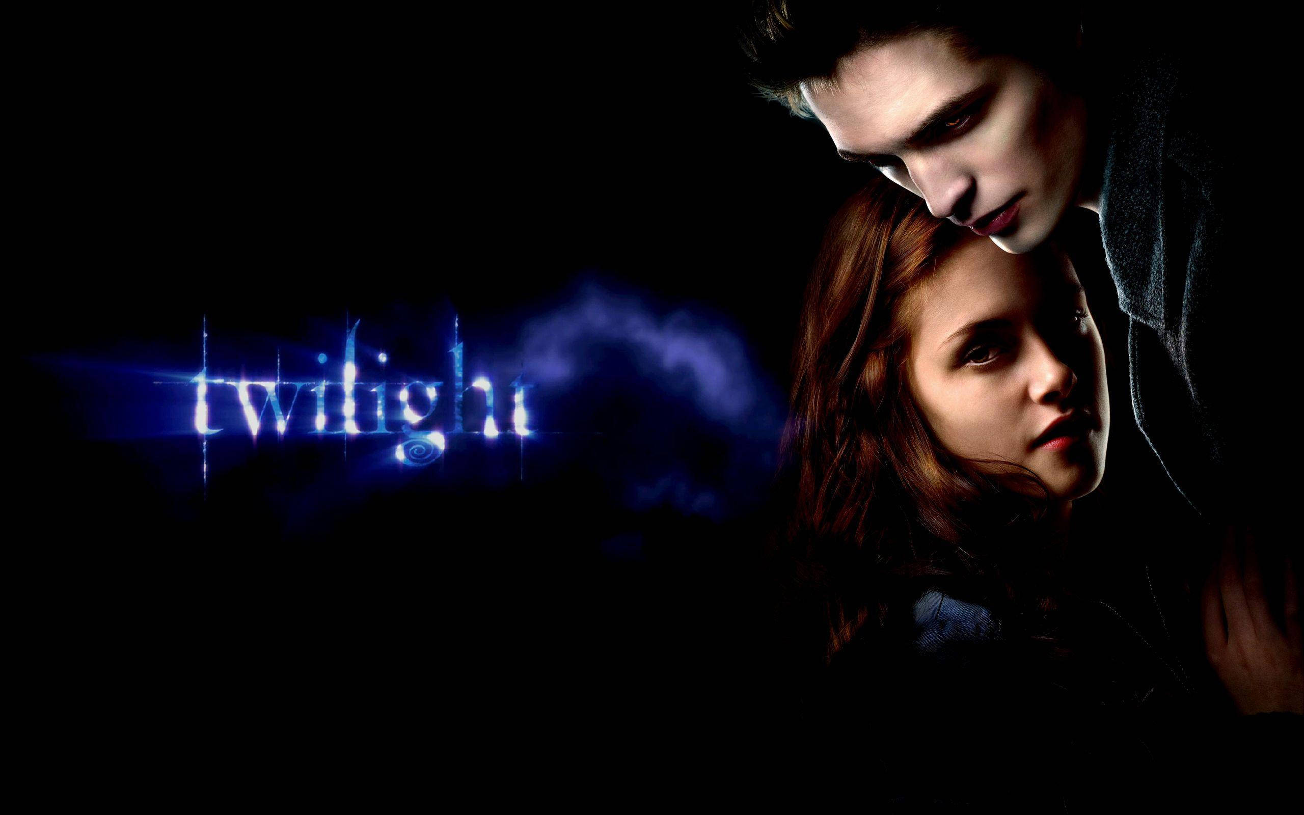 twilight 桌布 壁紙 — 一名男子和女子在黑暗背景下凝視著發光的藍色「twilight」文字。