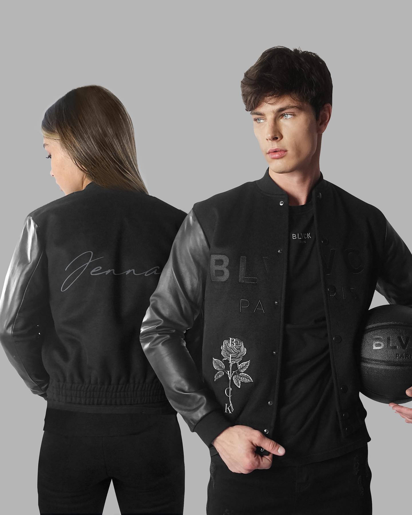 Blvck Paris 桌布 壁紙 — 一名男子和女子穿著黑色皮袖 bomber 外套，在灰色背景前擺姿勢，其中一人拿著籃球。