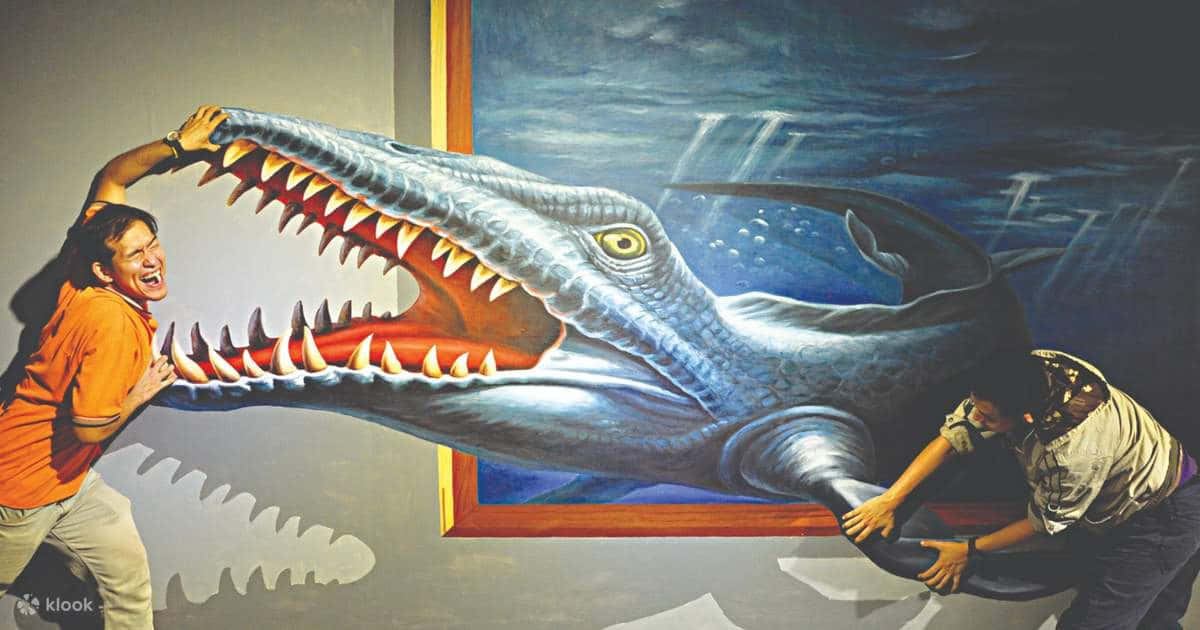 一名男子和女子站在一幅鯊魚畫作旁 壁紙