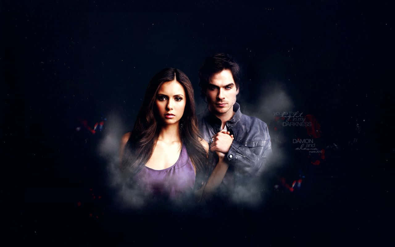 Vampire Diaries Desktop 桌布 壁紙 — 一名男子和女子站在霧中，背景昏暗，帶有紅色蝴蝶點綴和模糊文字。