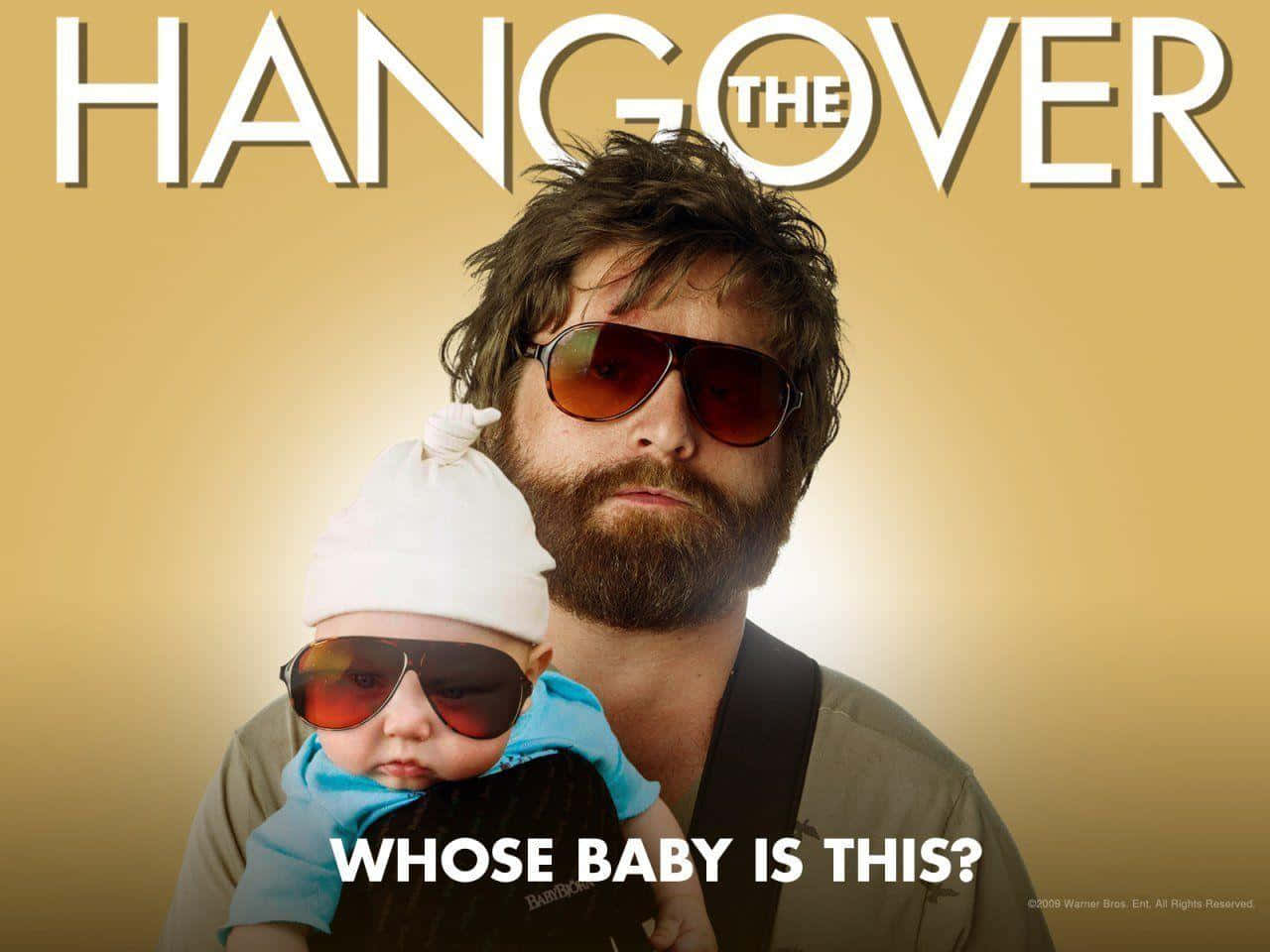 the hangover 桌布 壁紙 — 一名男子和嬰兒都戴著太陽眼鏡，在金色背景前擺姿勢，並帶有「HANGOVER」文字。