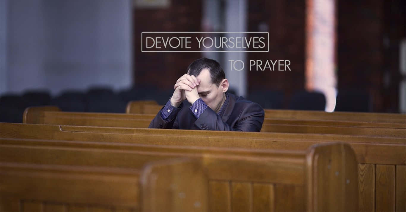 Praying 桌布 壁紙 — 一名男子在木製教堂長椅上跪下祈禱，文字疊加顯示：專心祈禱。