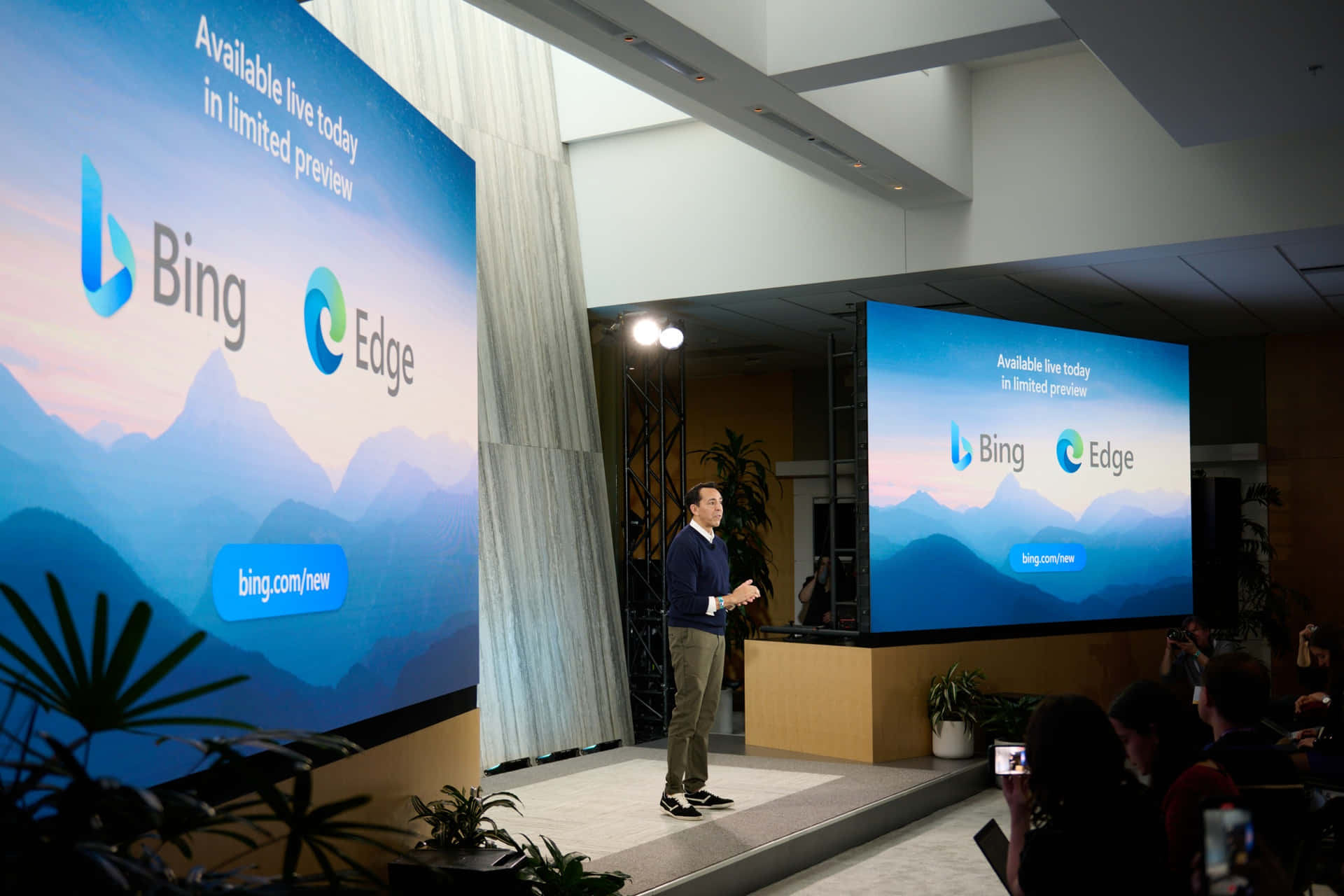 演講者在科技活動中展示 Bing Edge 啟動，螢幕以山脈為主題。