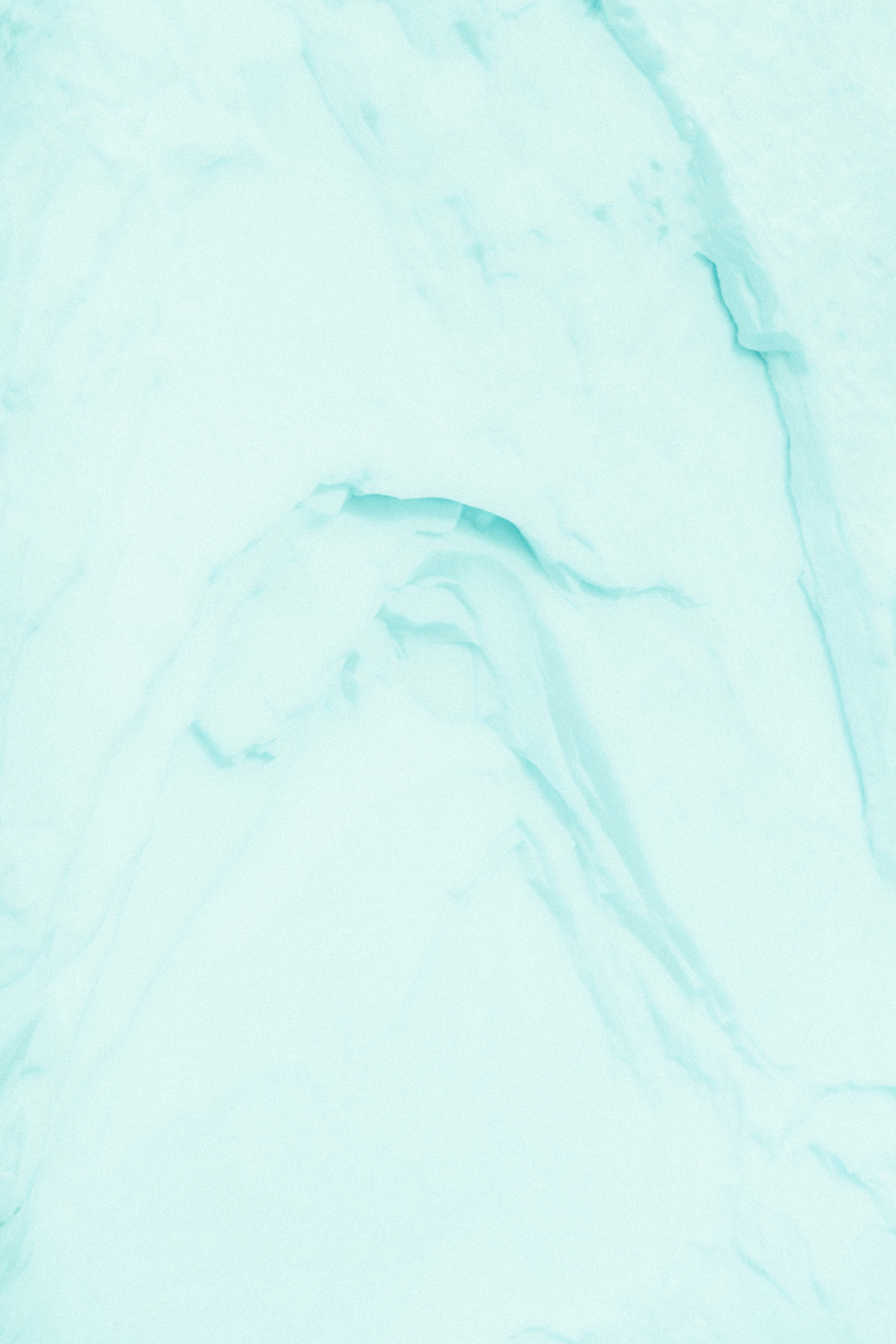 一名男子在藍色雪地上騎滑板 壁紙