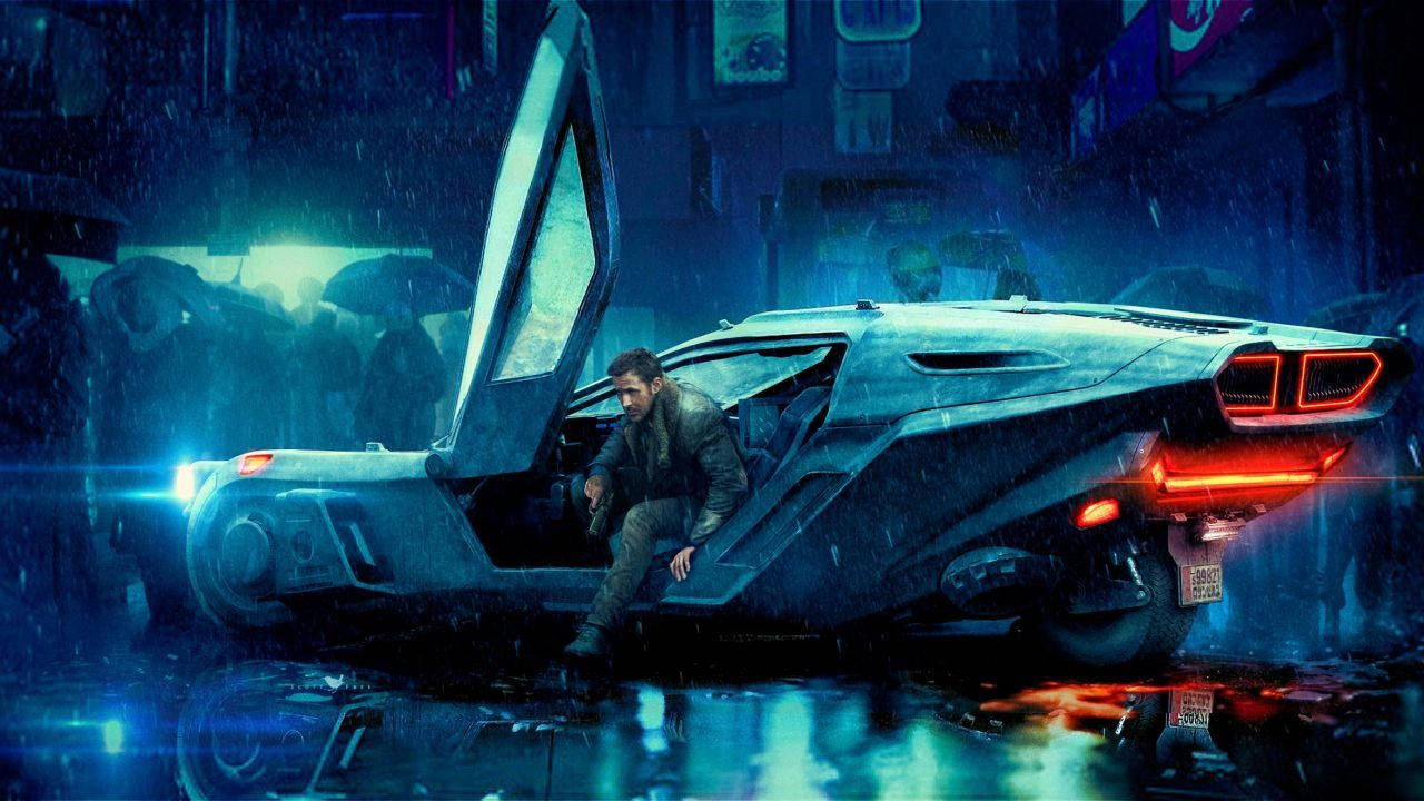 blade 桌布 壁紙 — 一名男子在雨中的賽博龐克街道上，在霓虹燈下從一輛未來主義跑車中出來。
