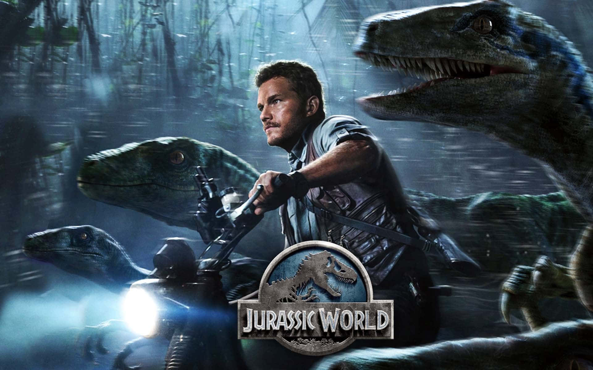 Jurassic World 桌布 壁紙 — 一名男子在霧氣瀰漫的叢林中騎摩托車，被三隻迅猛龍追趕，構成緊張的侏羅紀世界場景。