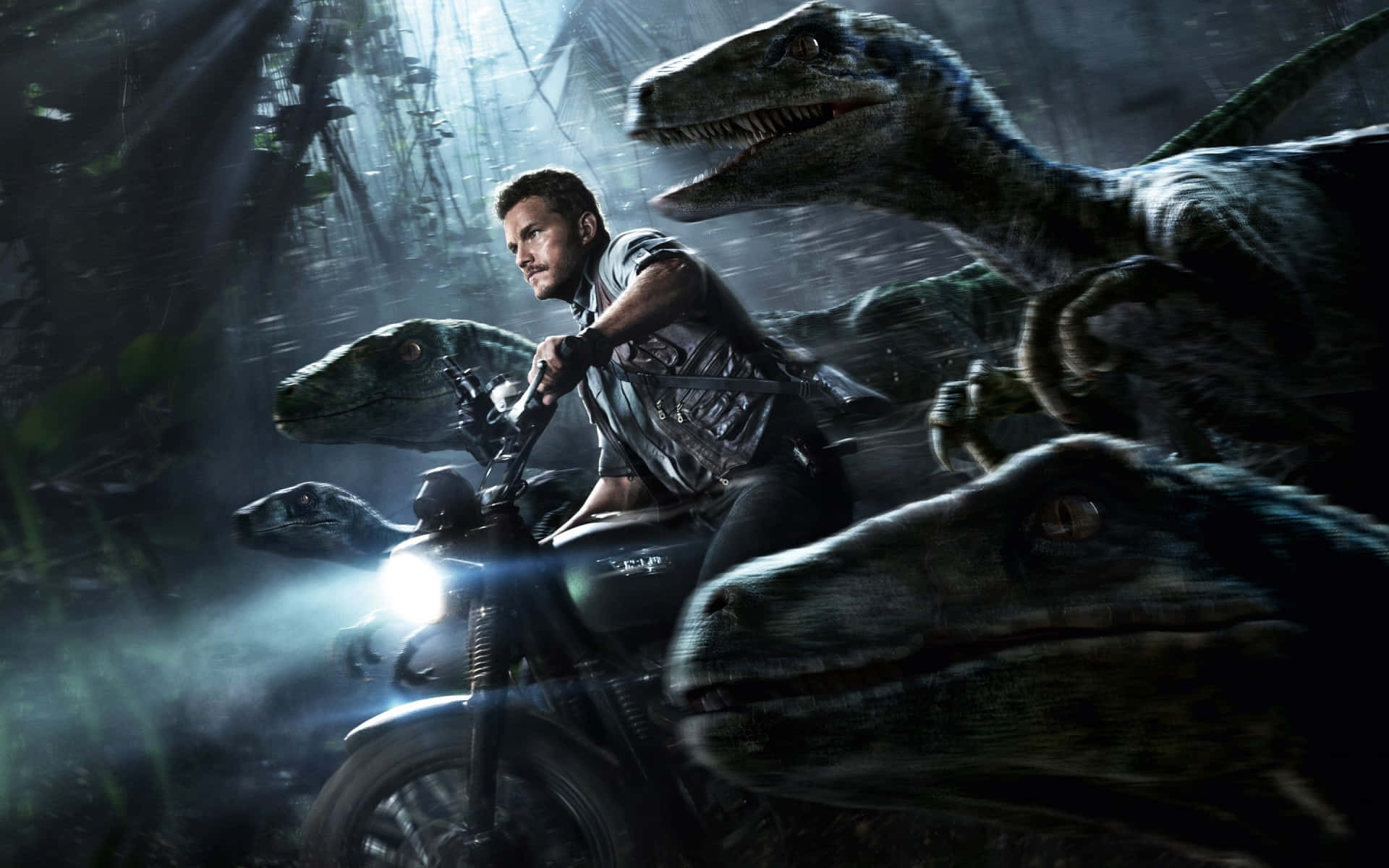 Jurassic World 桌布 壁紙 — 一名男子在霧氣瀰漫的叢林中騎摩托車，猛禽從四面八方逼近。