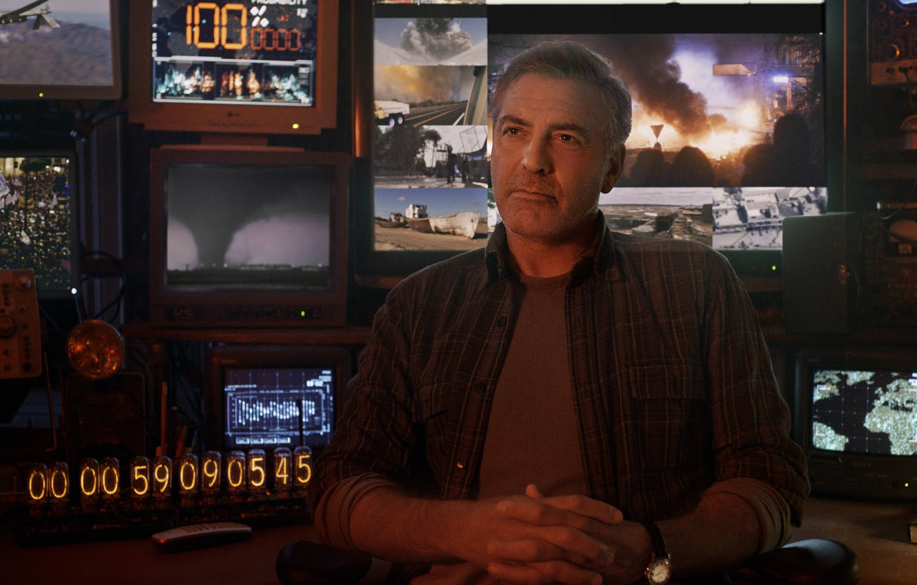 Tomorrowland Movie 桌布 壁紙 — 一名男子坐在昏暗的控制室內，周圍是顯示戰爭片段和發光數字時鐘的顯示器。