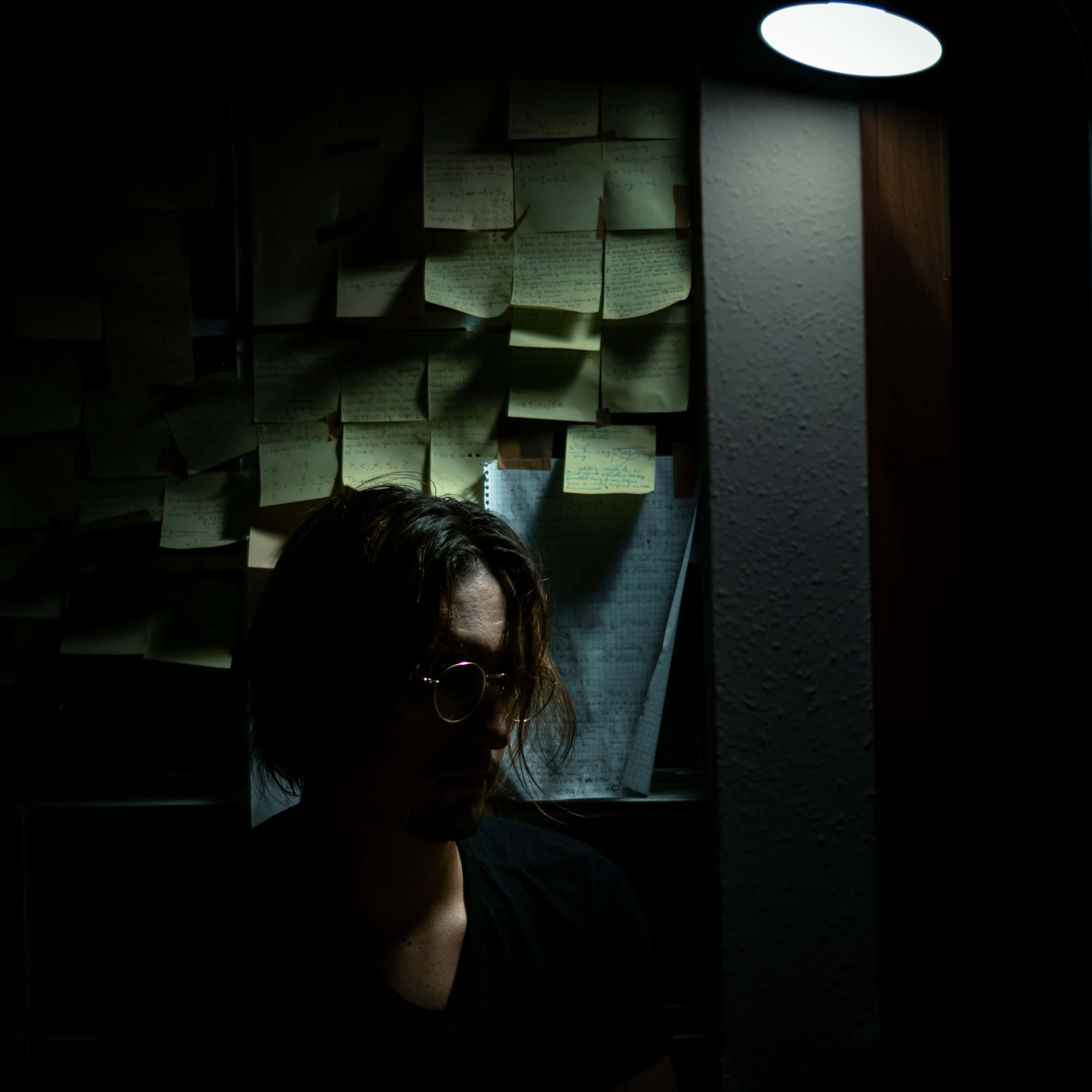一名男子坐在燈光前 壁紙