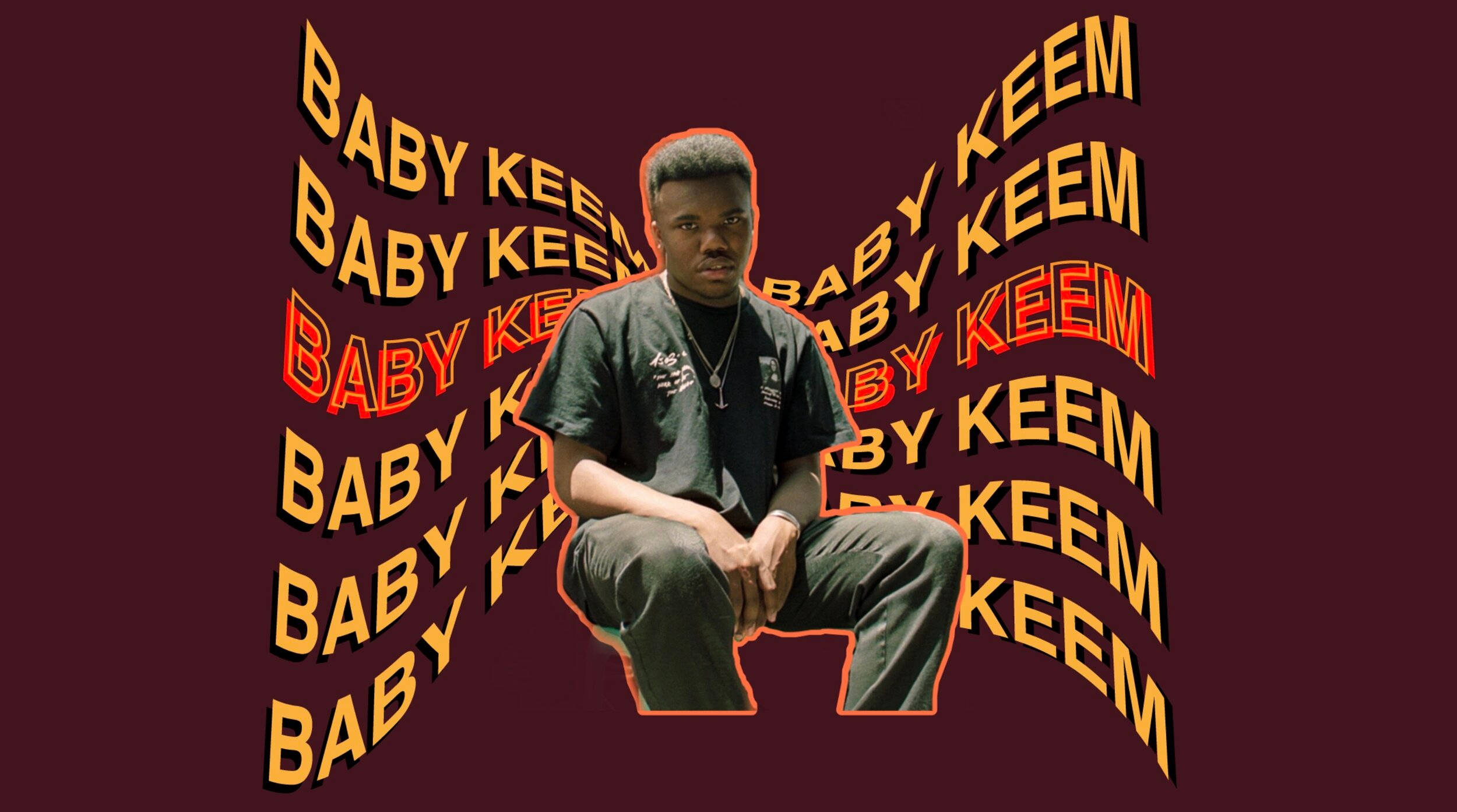 Baby Keem 桌布 壁紙 — 一名男子居中坐在栗色背景前，背景上重複出現粗體黃色和紅色的「BABY KEEM」文字。