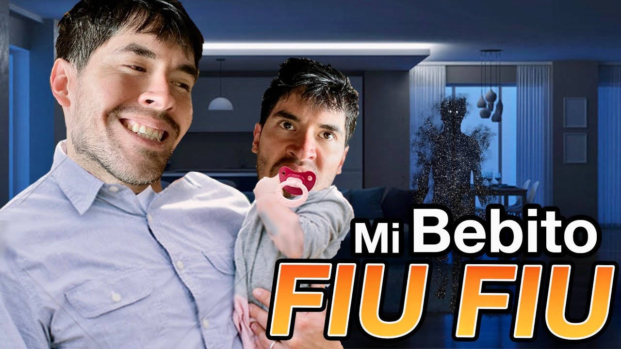 寶寶 桌布 壁紙 — 一名男子微笑著抱著一個有奶嘴的嬰兒，背景中有一個幽靈般的身影若隱若現。