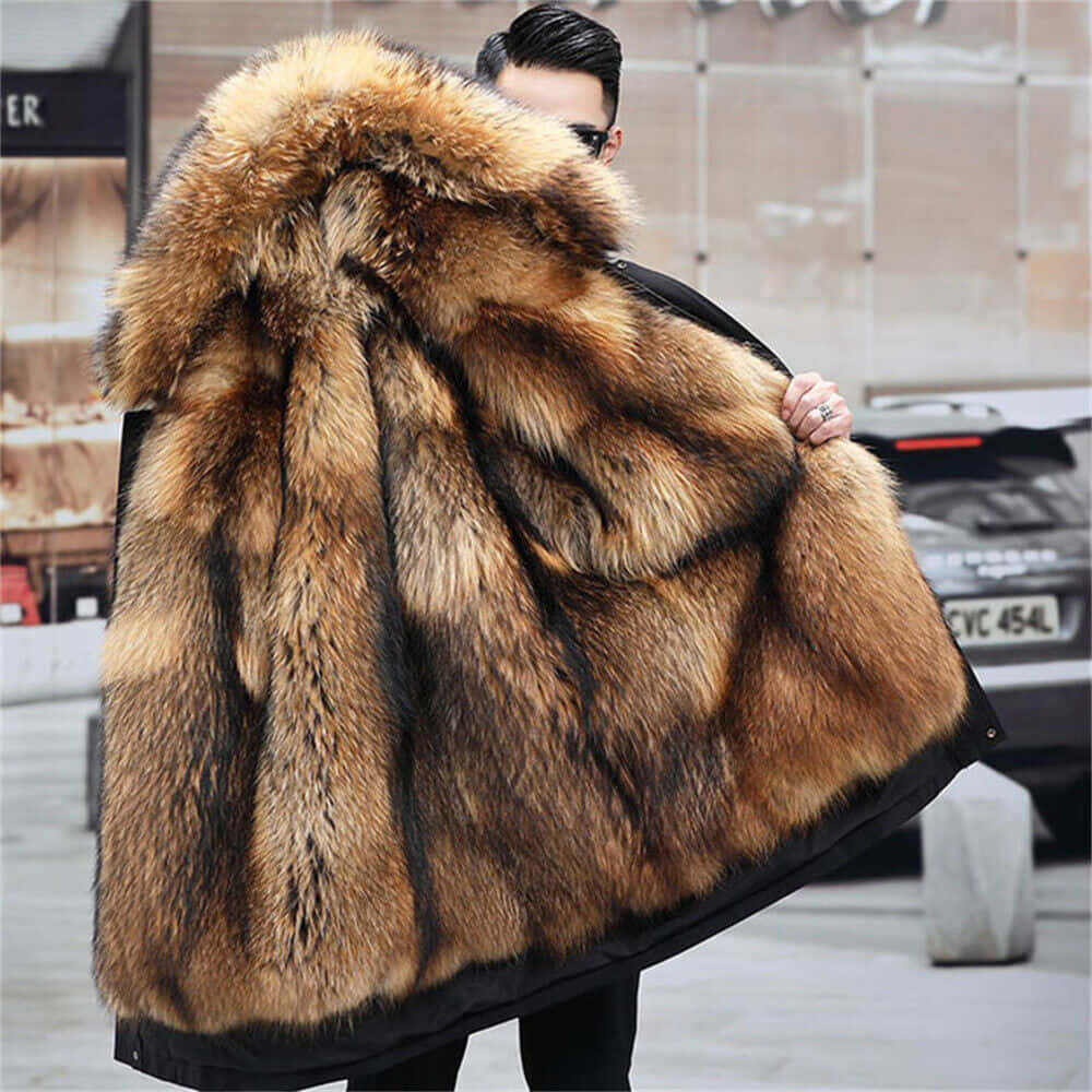 Animal Fur 桌布 壁紙 — 一名男子穿著奢華的棕色毛皮大衣，配有大型連帽，站在戶外靠近一輛汽車，展示服裝的華麗質感和溫暖。