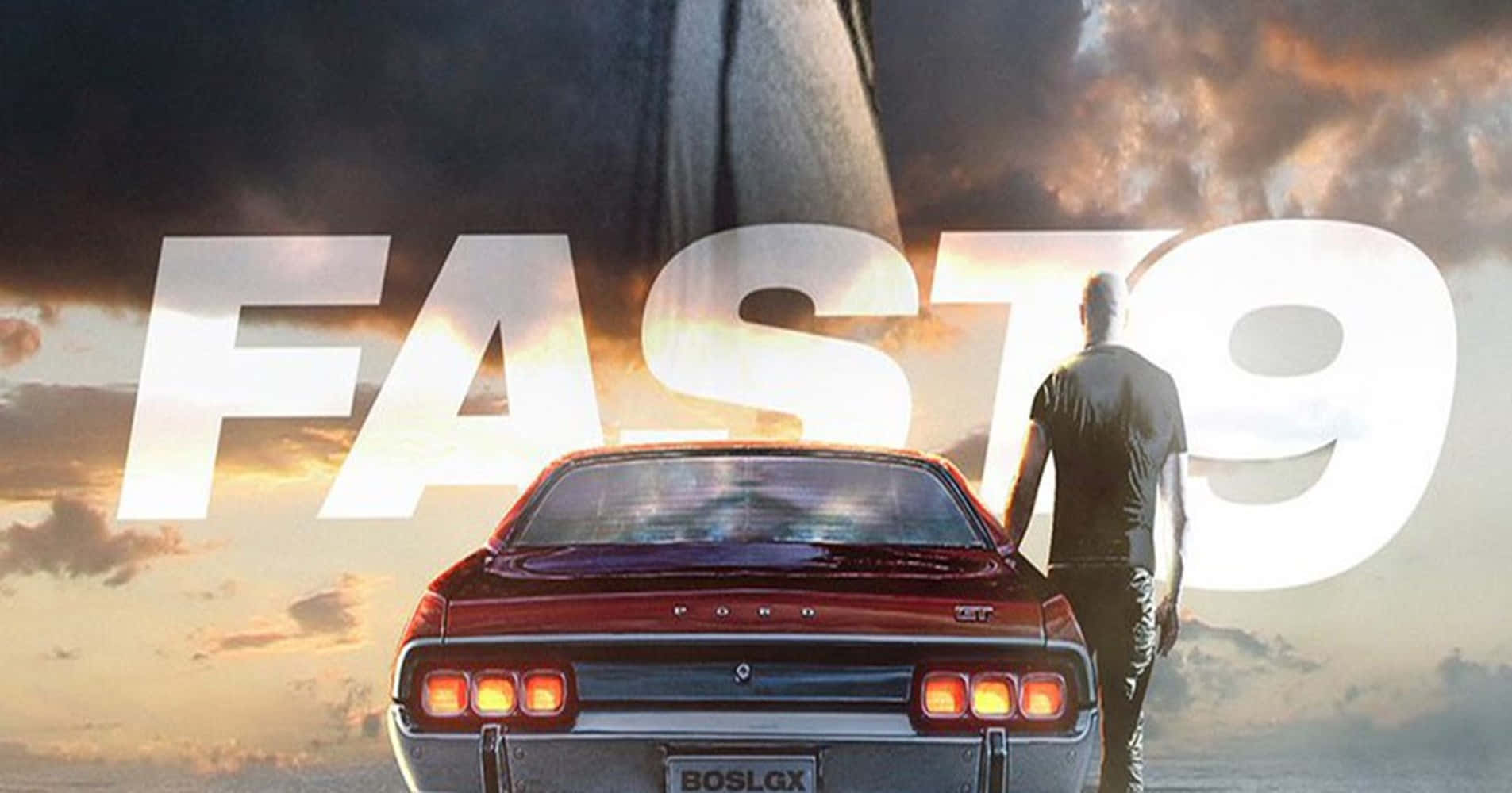 Hollywood Movie 桌布 壁紙 — 一名男子站在紅色經典肌肉車旁，背景是戲劇性的日落天空，帶有 'FAST9' 標題疊加。