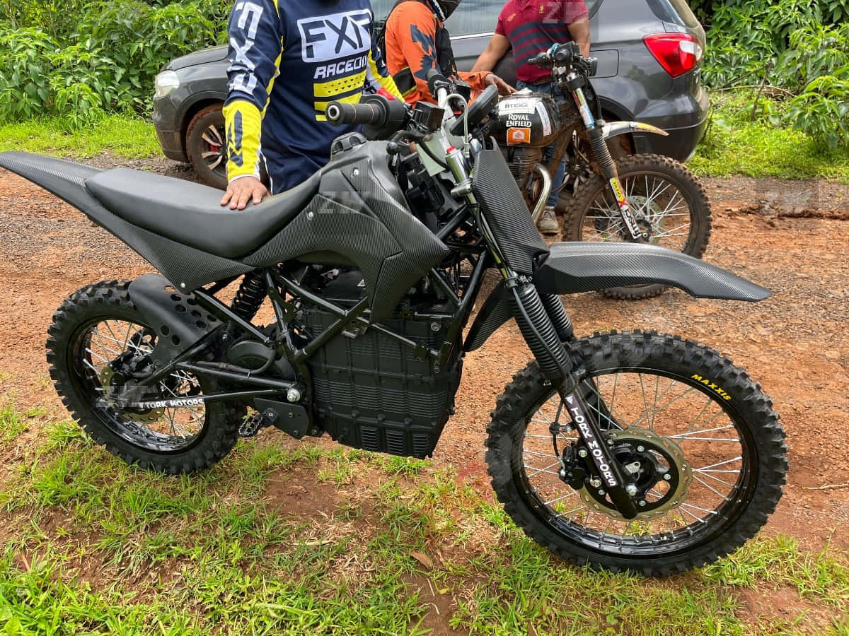 一名男子站在越野機車旁 壁紙