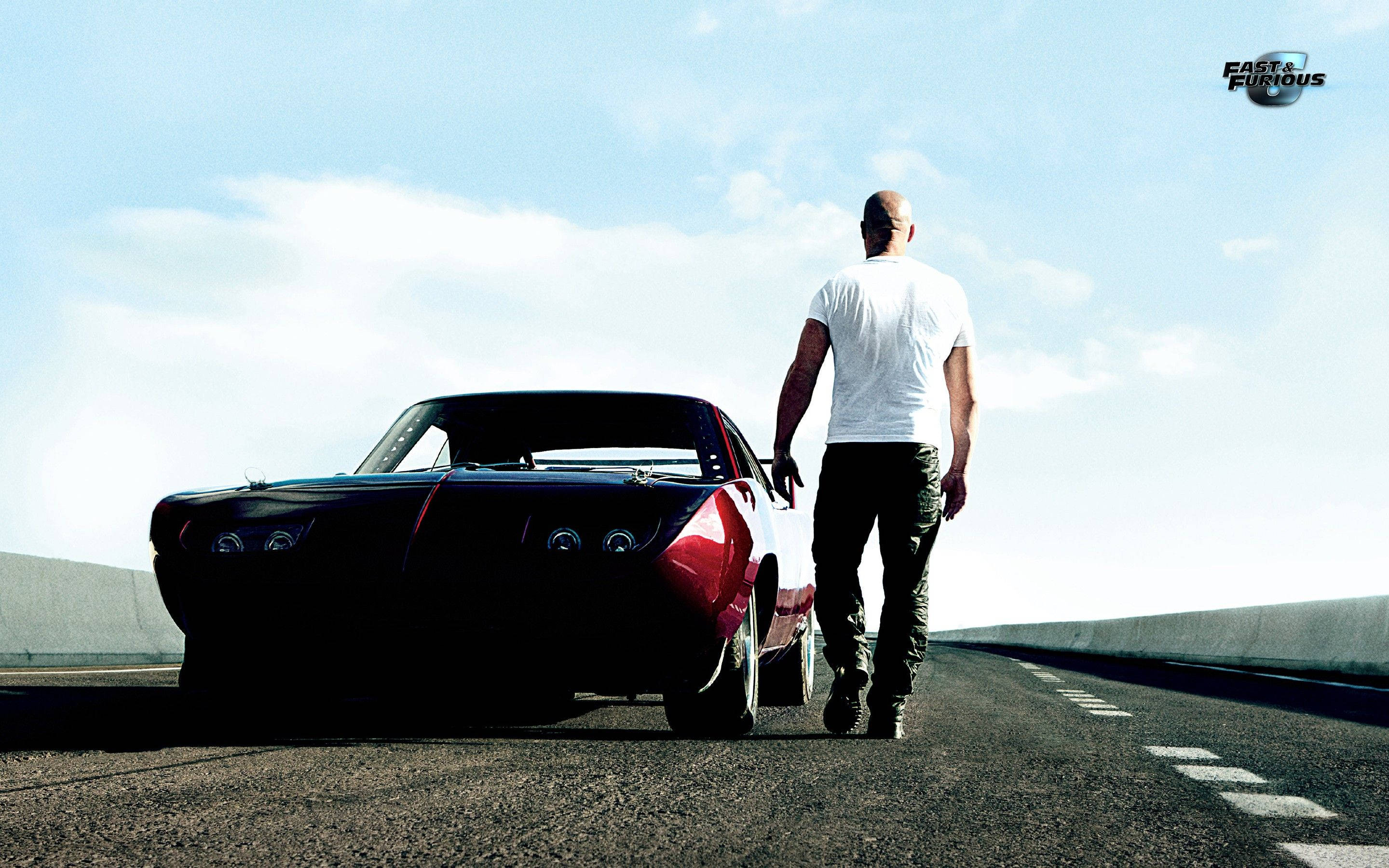一名男子站在道路上 壁紙