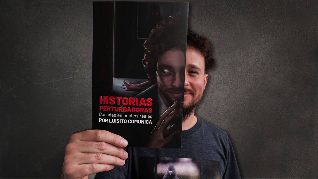 恐怖動圖 桌布 壁紙 — 一名男子舉起一本名為《Historias Perturbadoras》的書，封面圖案詭異，部分遮擋了他的臉，背景是深色紋理牆壁。