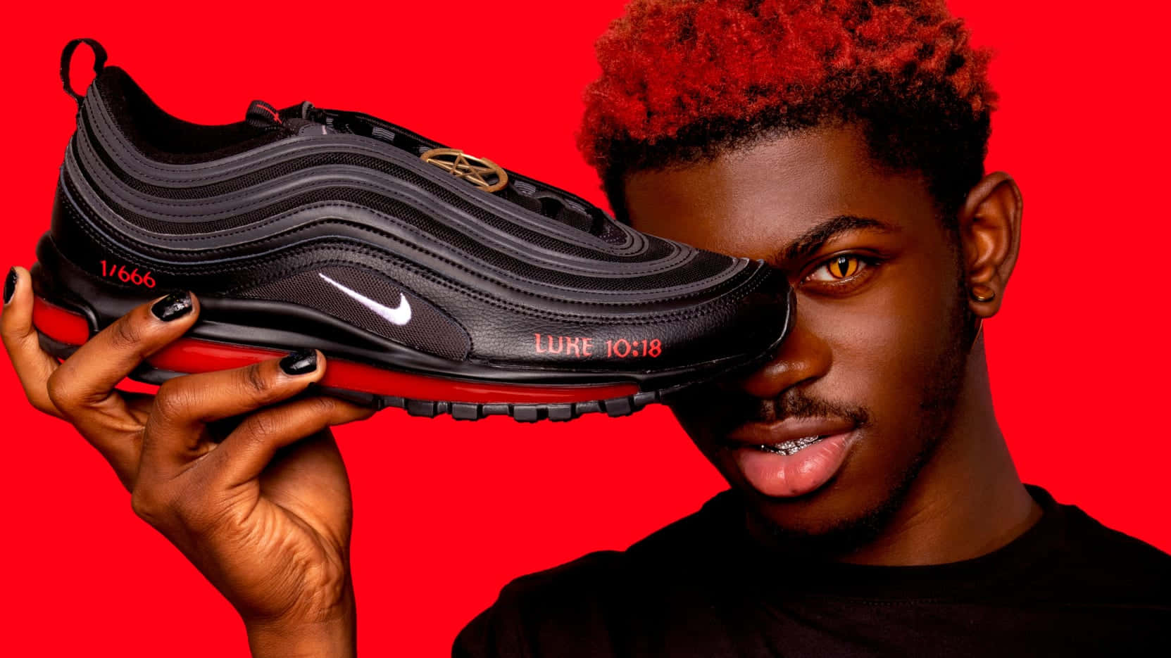 一名男子舉起一雙黑色Nike Air Max 97 壁紙