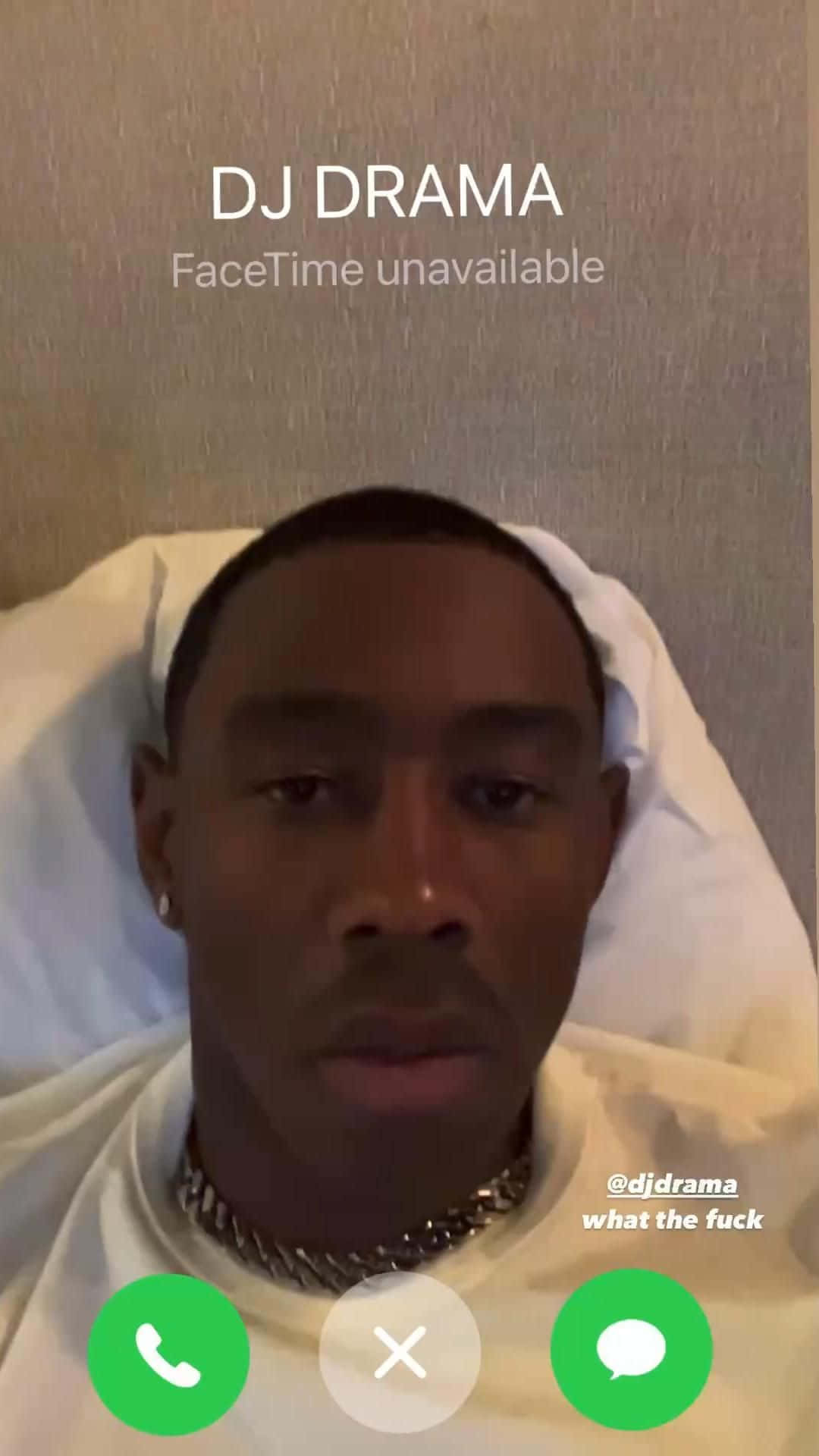 Video Call 桌布 壁紙 — 一名男子躺在床上，表情驚訝，因為FaceTime通話失敗，顯示DJ DRAMA和訊息what the fuck。