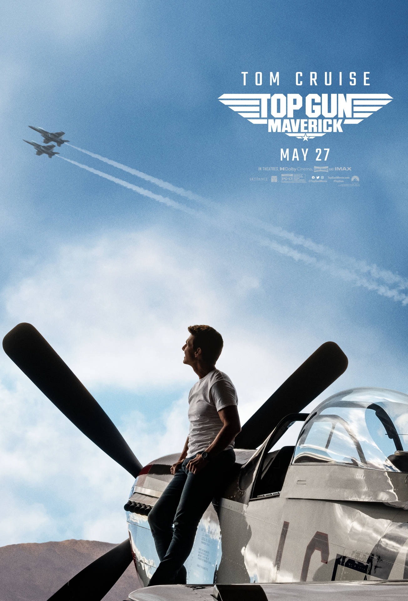 男子靠在戰鬥機上，噴射機在頭頂飛過留下煙霧痕跡。 — 捍衛戰士：獨行俠 壁紙