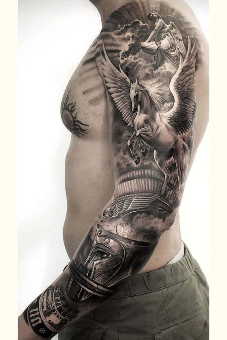tattoos 桌布 壁紙 — 一名男性的軀幹展示了一個複雜的黑灰色刺青，圖案為一匹有翼的馬，上方有一位戰士天使，下方有一位戴頭盔的戰士。
