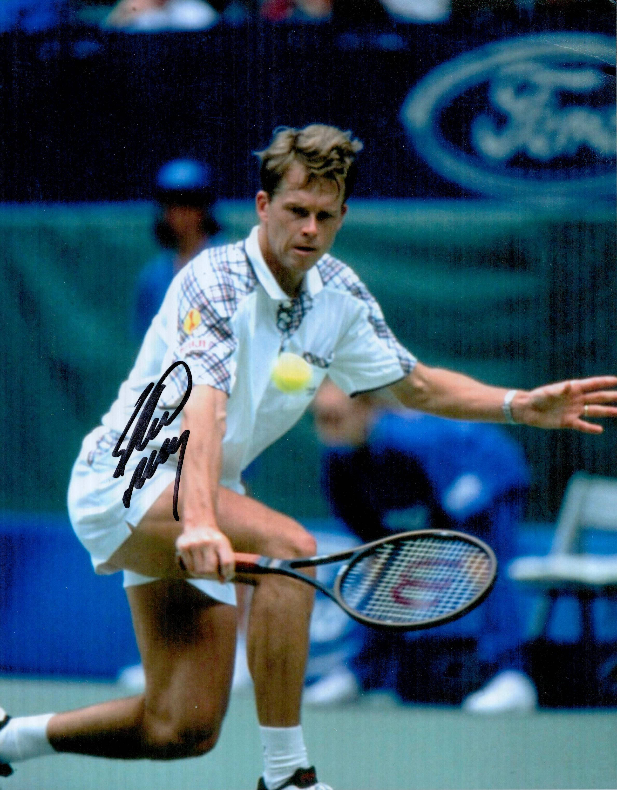 Tennis 桌布 壁紙 — 一名男性網球運動員在揮拍中途，在藍色球場上專注地擊中黃色球。