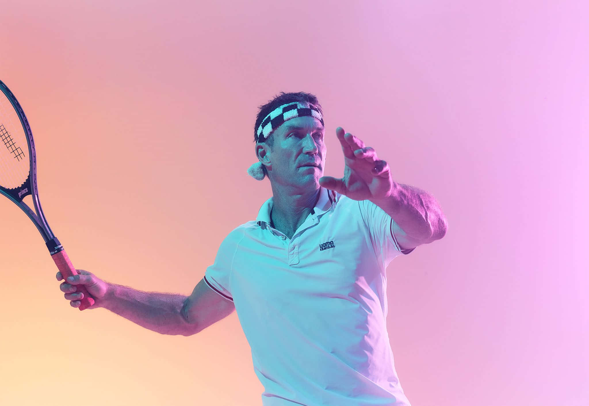 Tennis 桌布 壁紙 — 一名男性網球運動員在漸變粉紅和橙色天空下揮拍中。