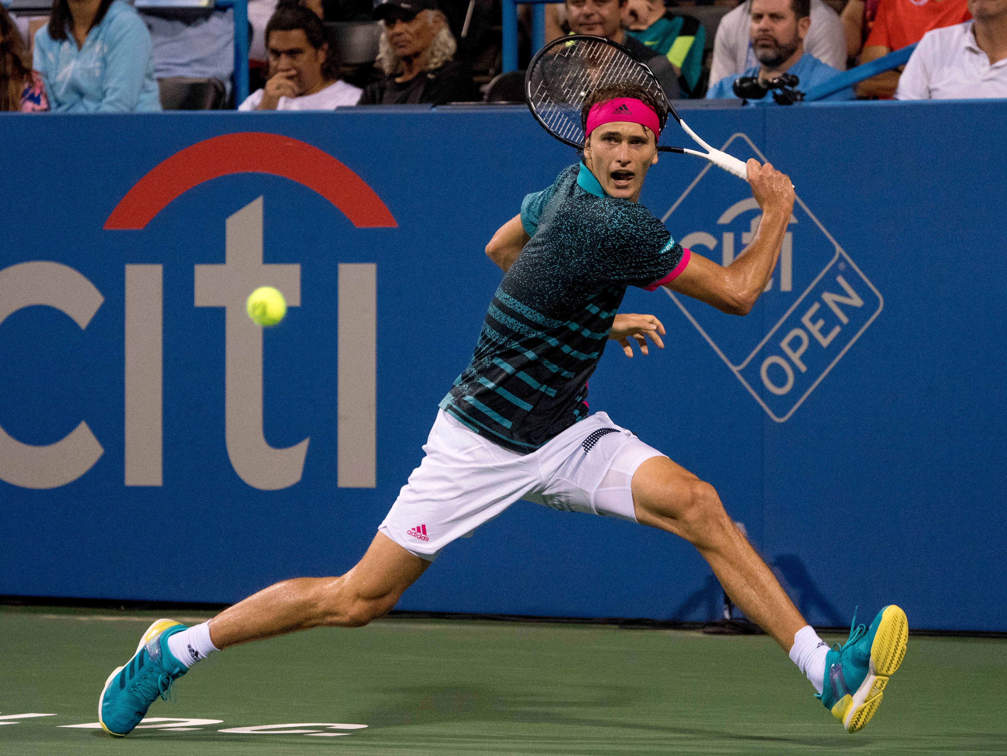 alexander zverev 桌布 壁紙 — 一名男性網球選手在Citi Open職業比賽中，專注地向前猛衝擊打一顆黃色球。