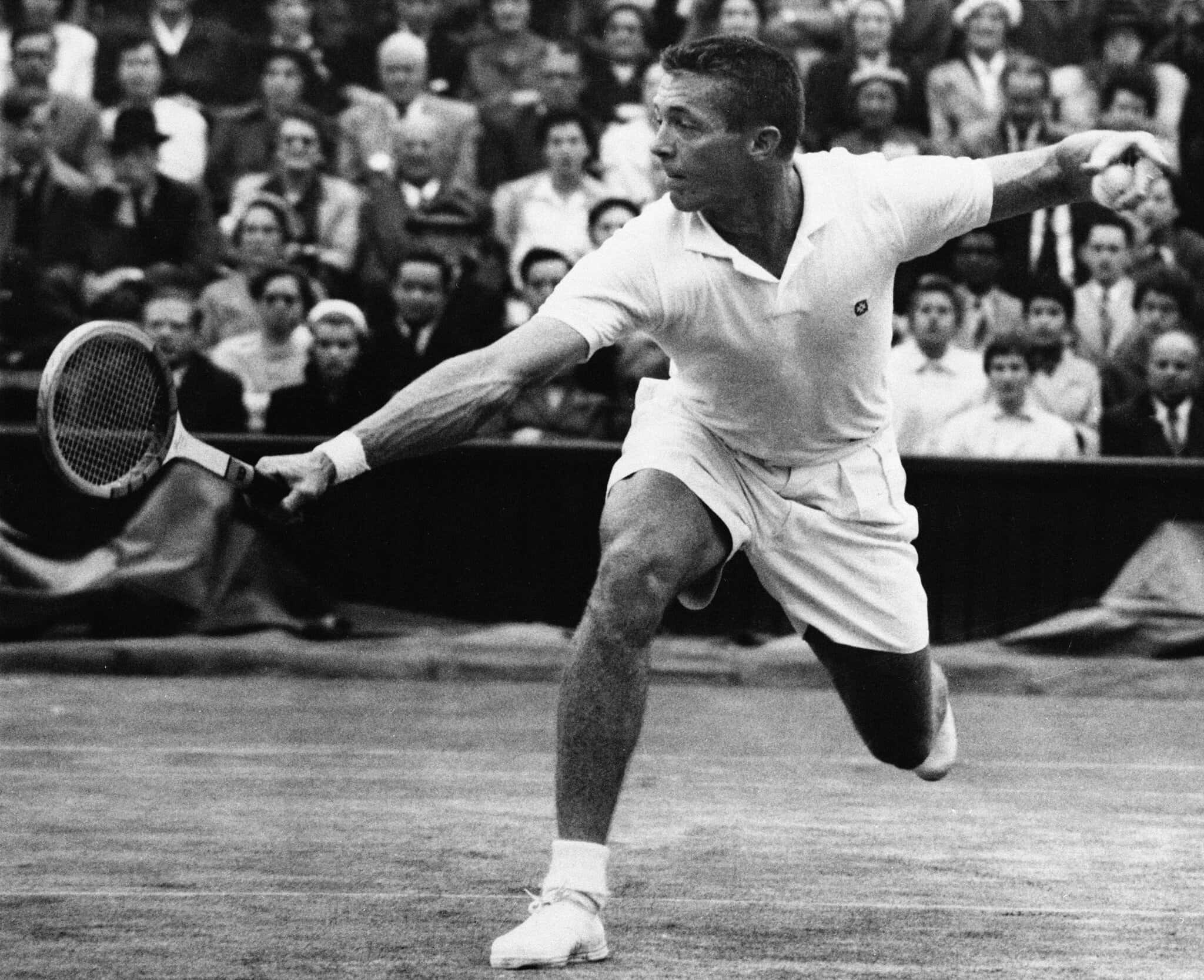 Tennis 桌布 壁紙 — 一名男性網球選手在草地場上揮拍中，觀眾以黑白觀看。