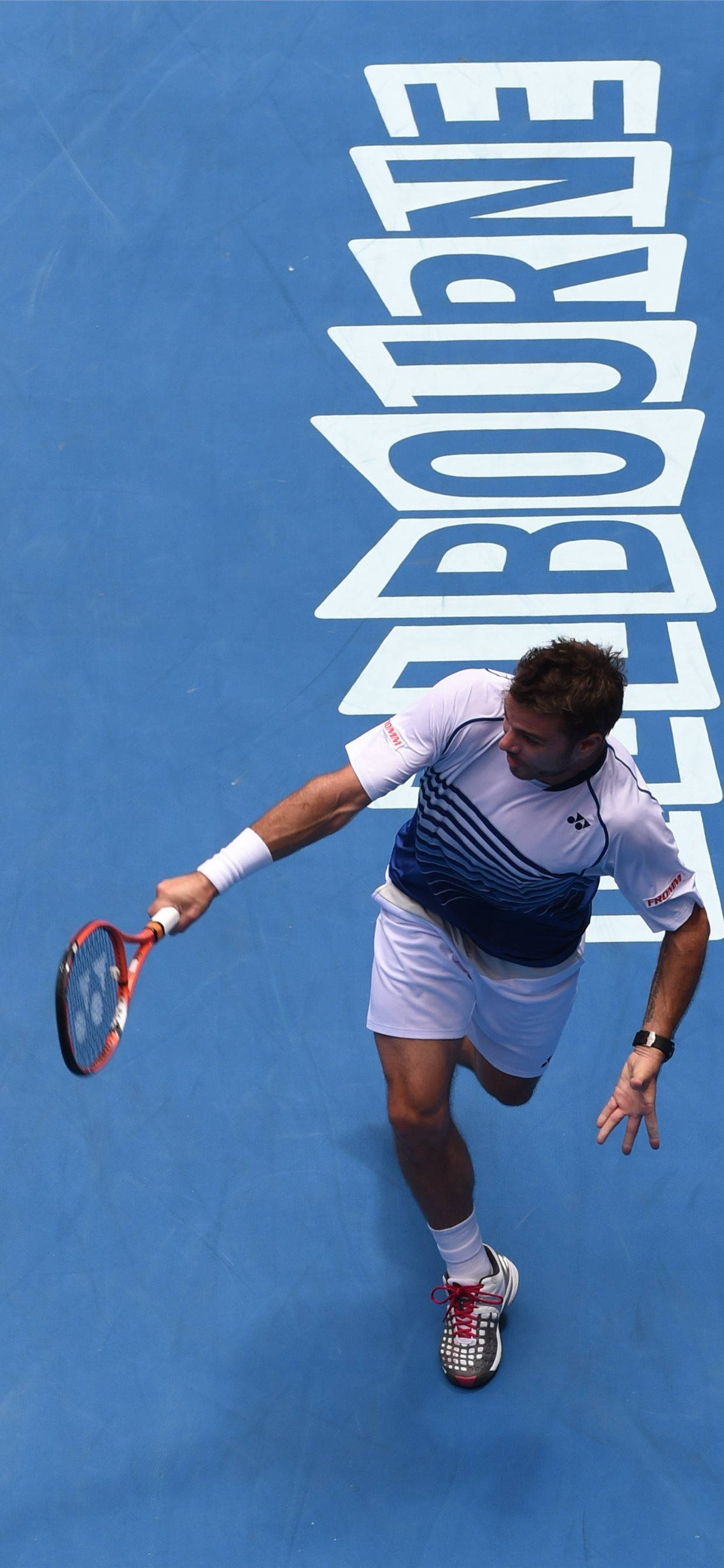Australian Open 桌布 壁紙 — 一名男性網球選手在藍色硬地球場上揮拍中，白色字體垂直寫著「MELBOURNE」。