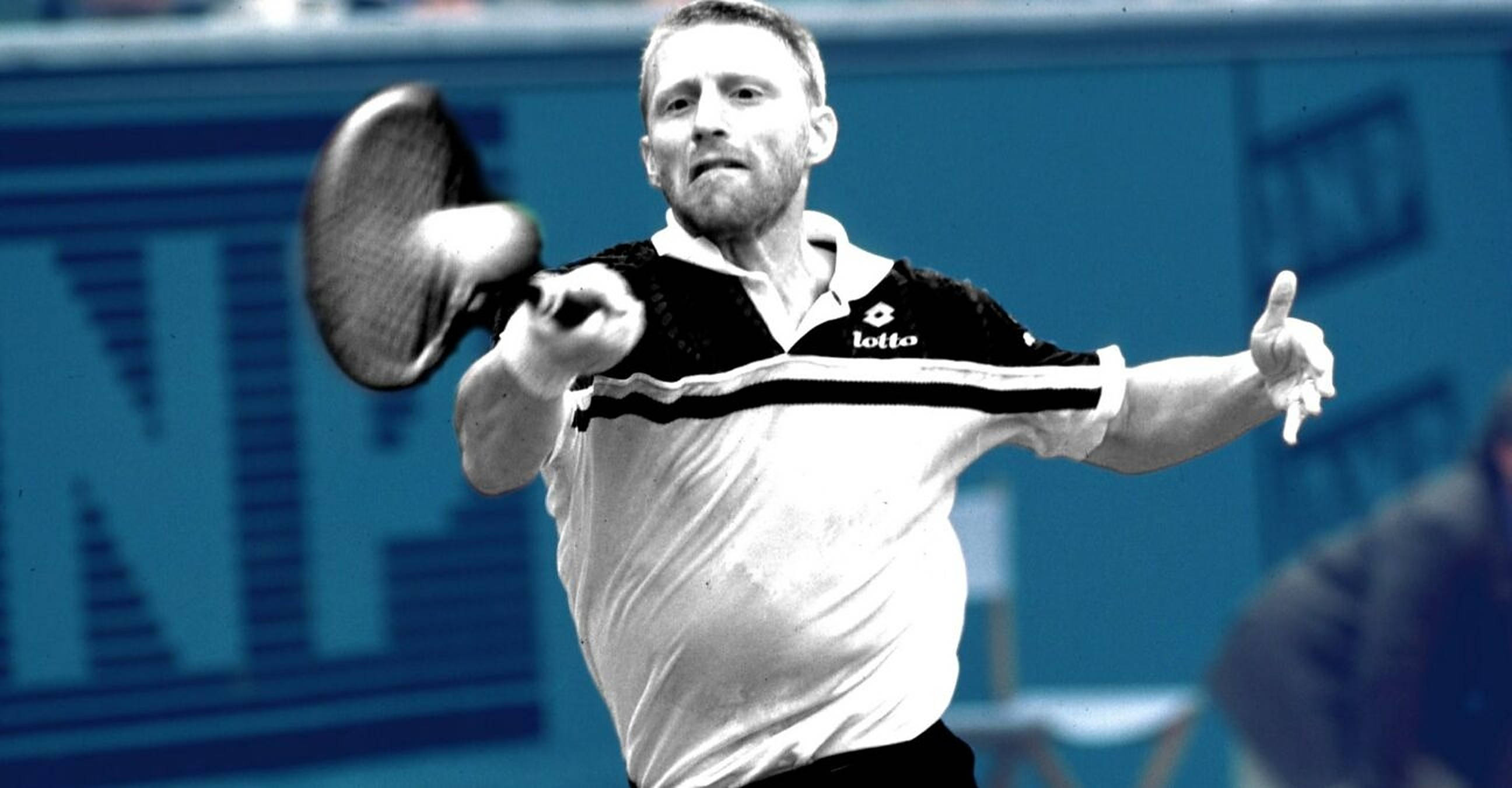 Boris Becker 桌布 壁紙 — 一名男性網球選手在藍色背景下揮拍，球拍因動作而模糊。