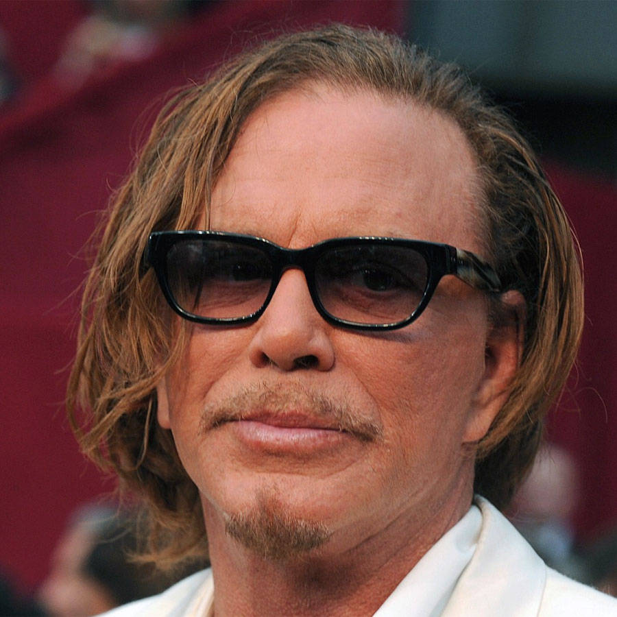 Celebrity 桌布 壁紙 — 一名留著及肩棕色頭髮、戴黑色太陽眼鏡、穿白色襯衫的男子，在模糊的紅色背景前特寫。