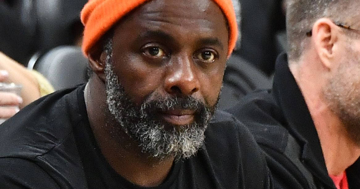 Celebrity 桌布 壁紙 — 一名留著灰色鬍鬚的男子戴著橙色毛帽和黑色襯衫，專注地向前看的特寫。