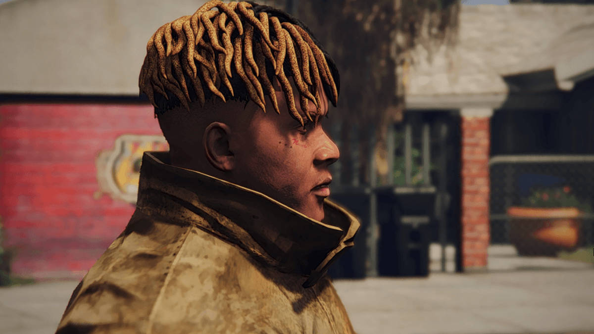 xxxtentacion 動畫 桌布 壁紙 — 一名留著玉米辮辮子頭、身穿棕褐色外套的男子，站在陽光普照的都市小巷中，巷內有紅磚牆和塗鴉。
